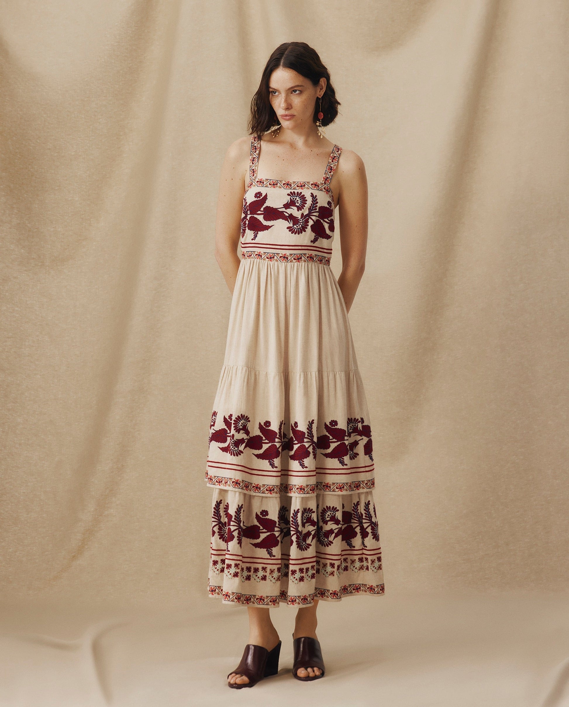 NEESHA | Vestido Midi Bohemio en Tono Piedra con Bordados