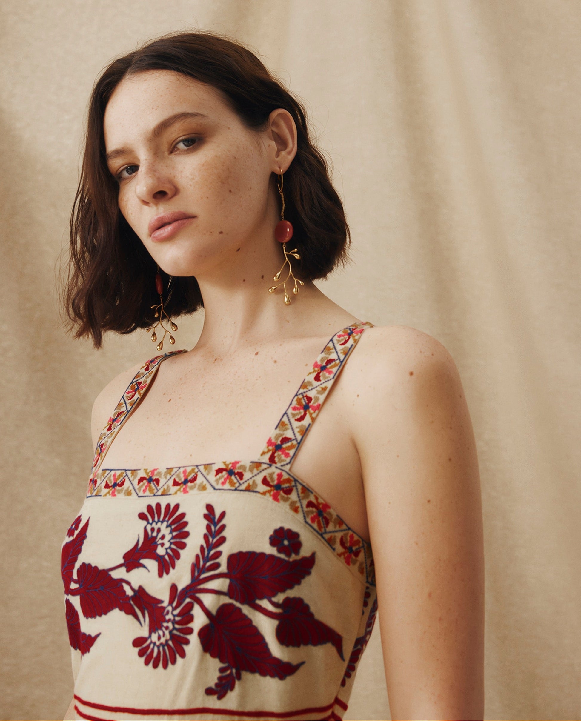 NEESHA | Vestido Midi Bohemio en Tono Piedra con Bordados
