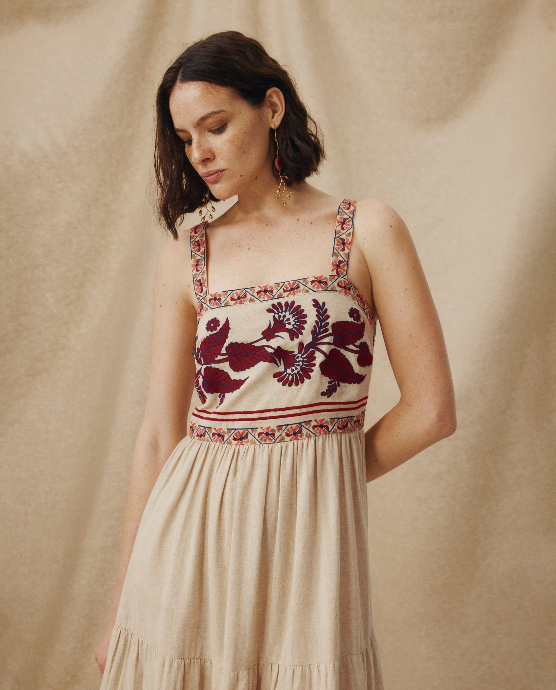 NEESHA | Vestido Midi Bohemio en Tono Piedra con Bordados