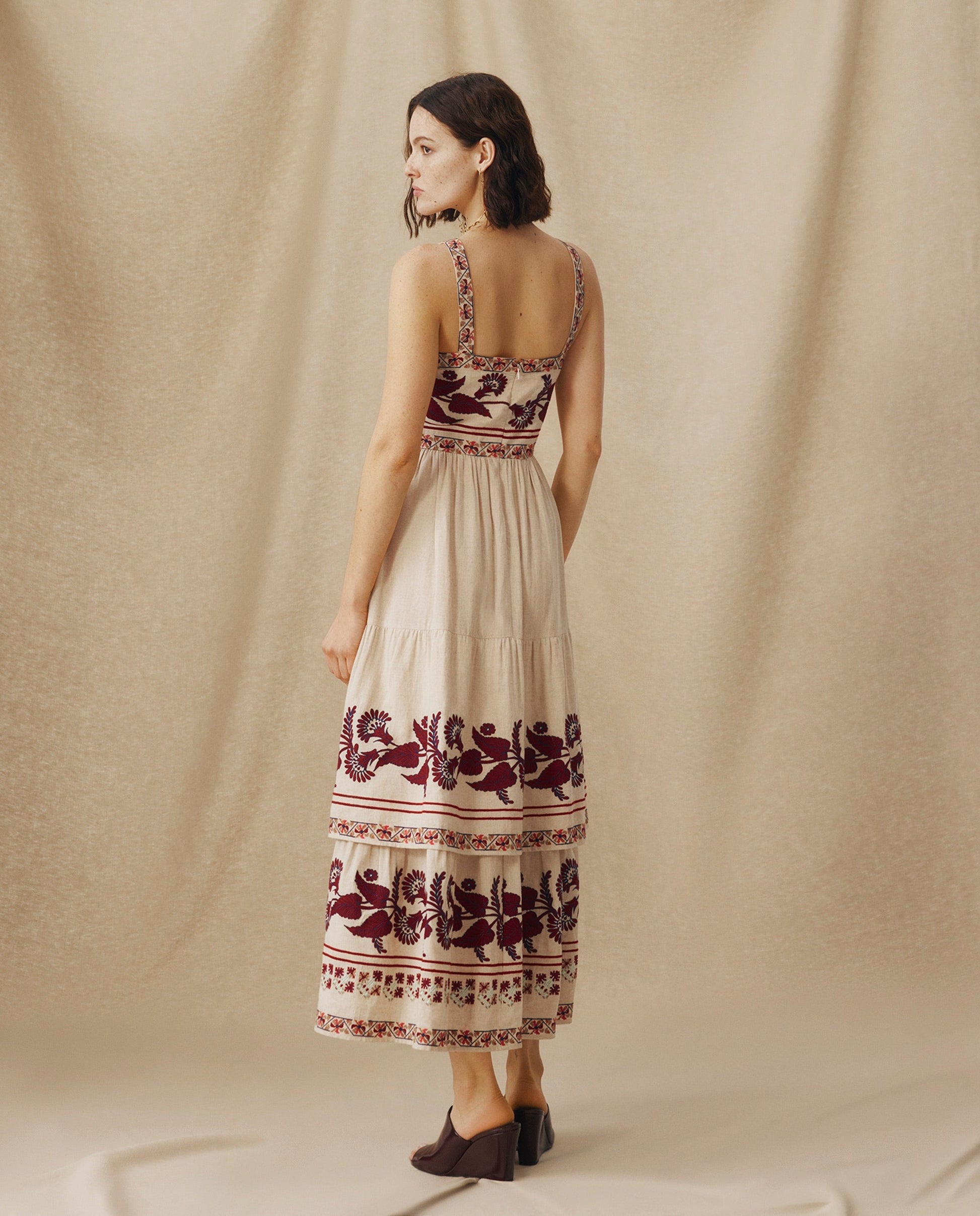 NEESHA | Vestido Midi Bohemio en Tono Piedra con Bordados
