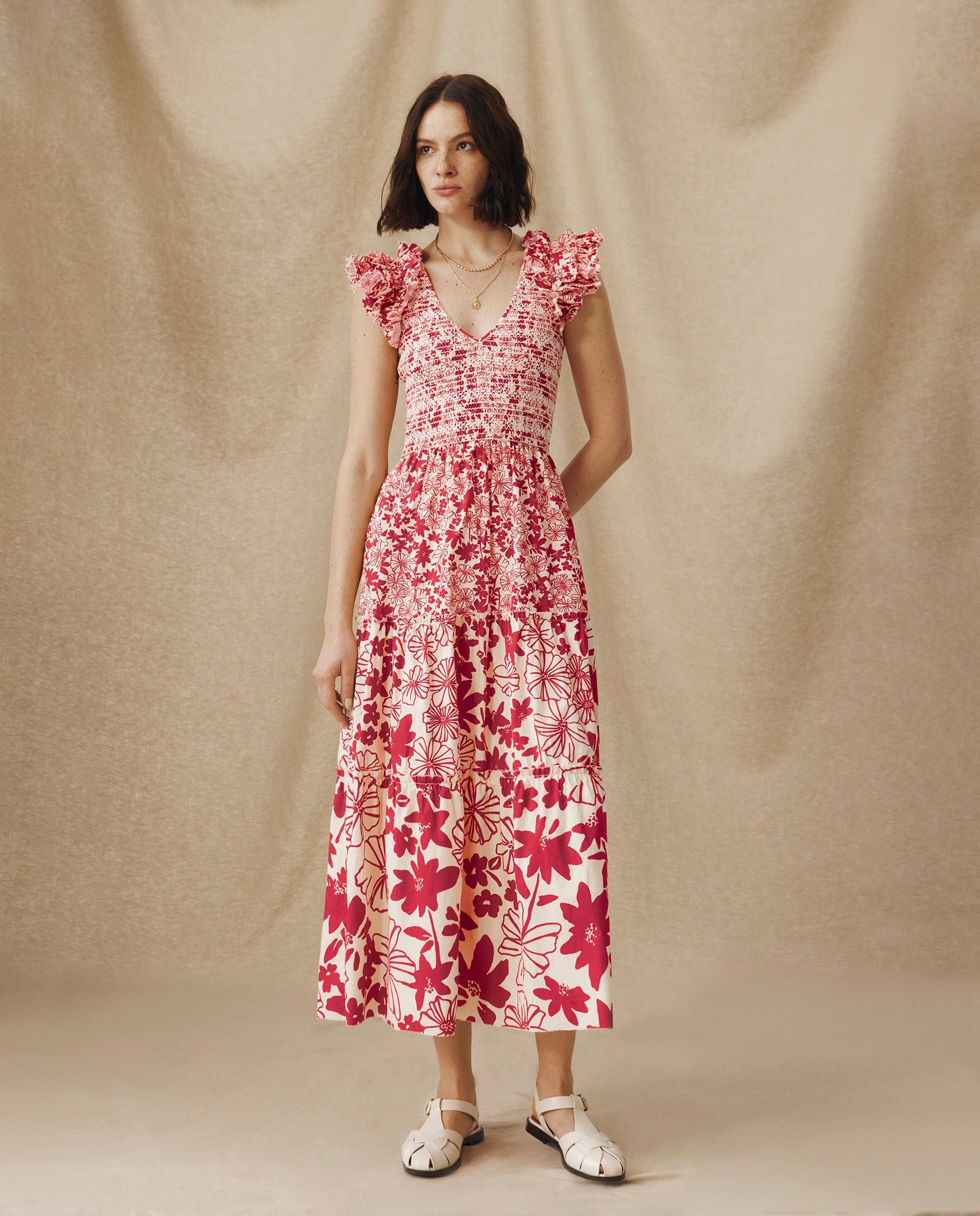 DAWA | Vestido Midi Fruncido de Algodón en Blanco y Rojo Carmesí con Flores
