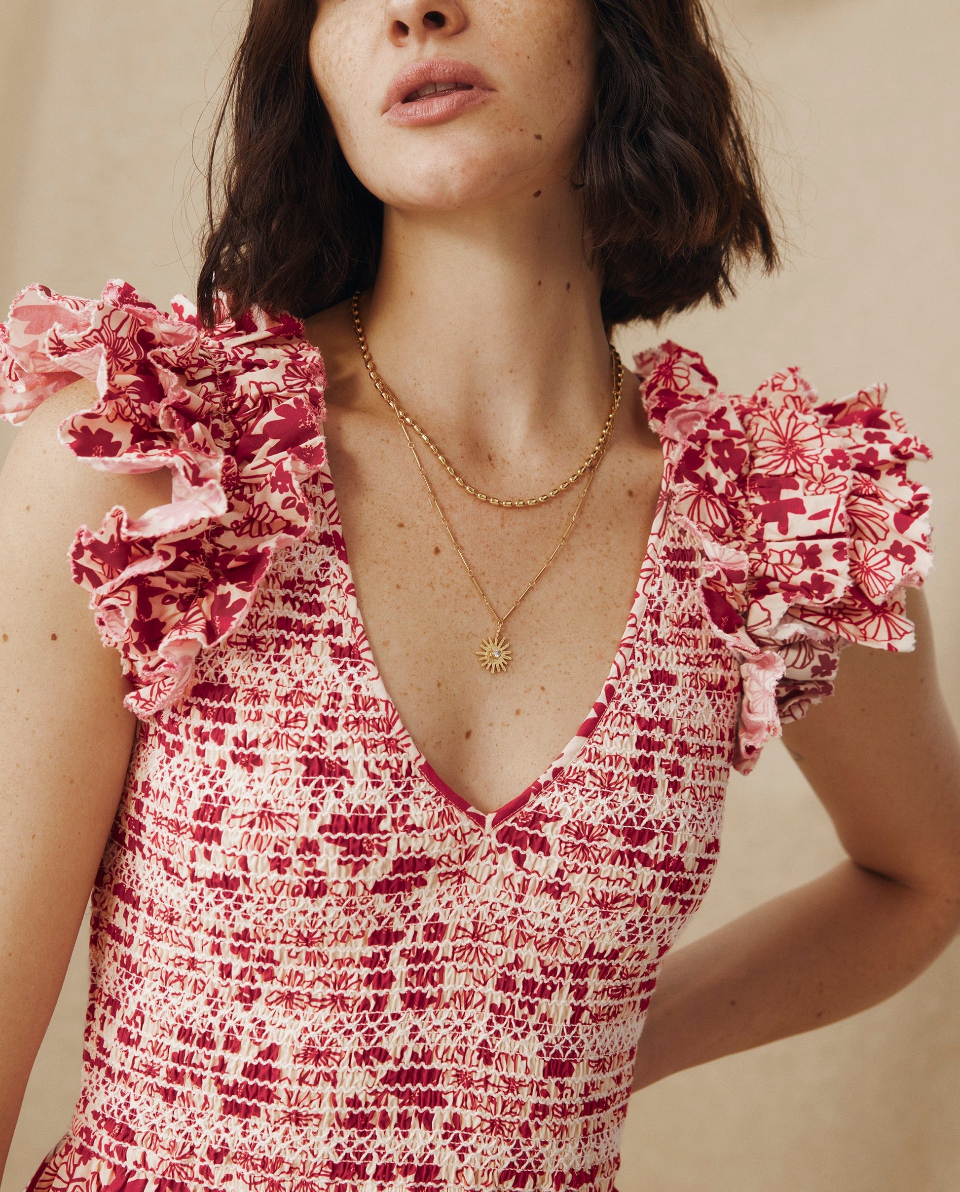 DAWA | Vestido Midi Fruncido de Algodón en Blanco y Rojo Carmesí con Flores