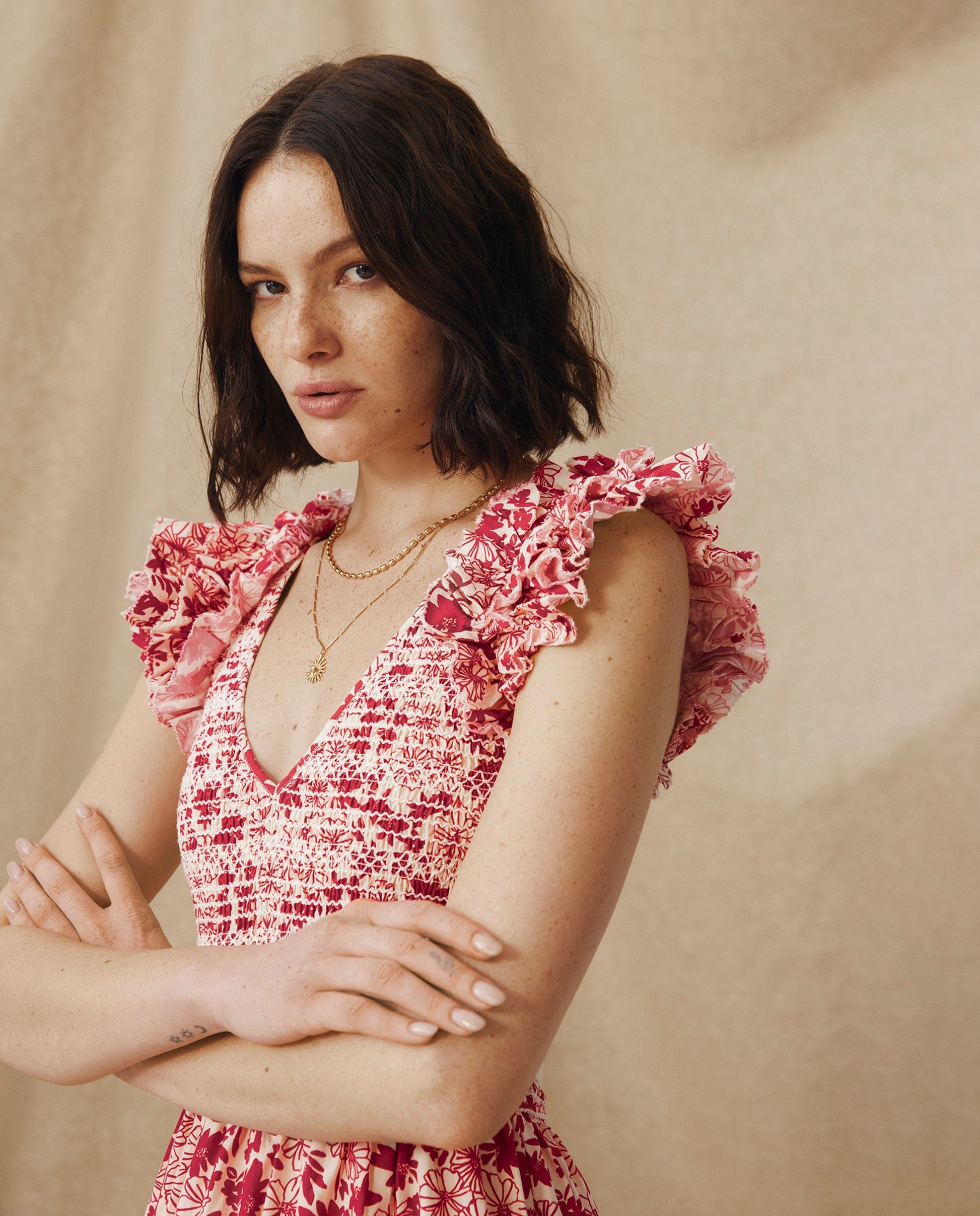 DAWA | Vestido Midi Fruncido de Algodón en Blanco y Rojo Carmesí con Flores