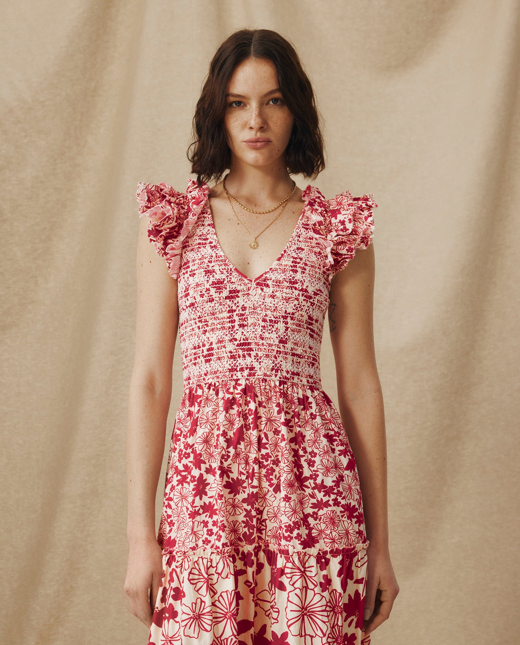 DAWA | Vestido Midi Fruncido de Algodón en Blanco y Rojo Carmesí con Flores