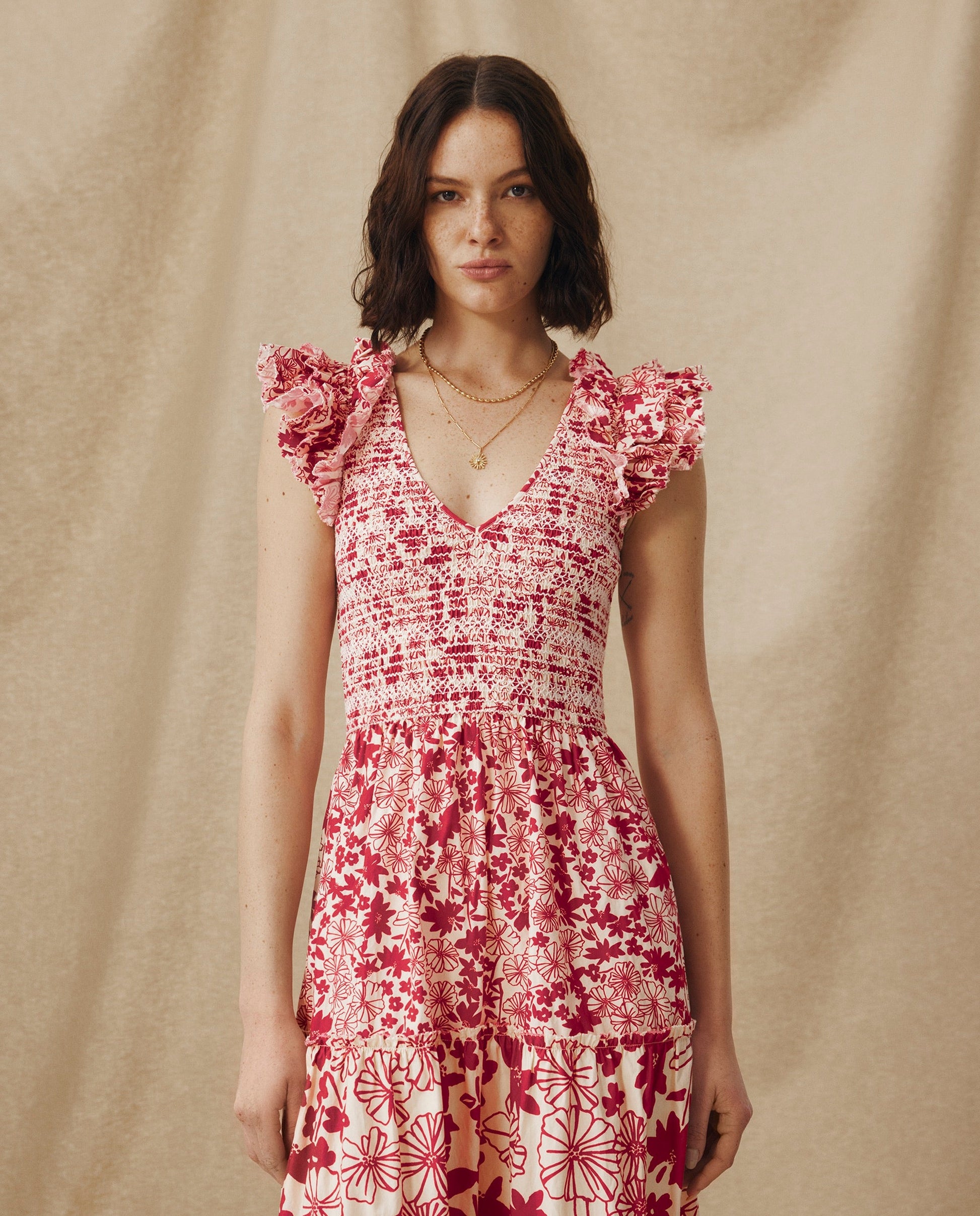 DAWA | Vestido Midi Fruncido de Algodón en Blanco y Rojo Carmesí con Flores