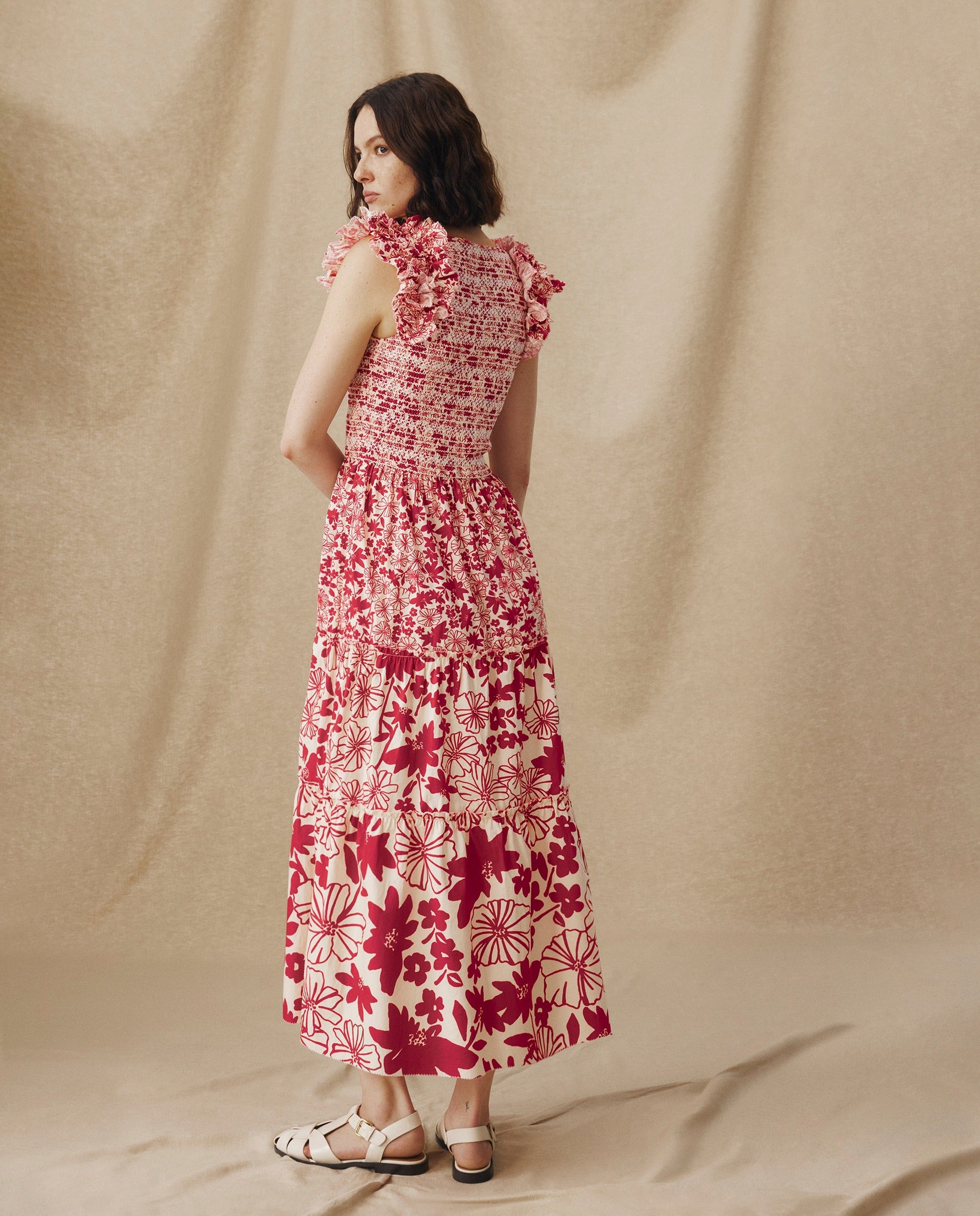 DAWA | Vestido Midi Fruncido de Algodón en Blanco y Rojo Carmesí con Flores