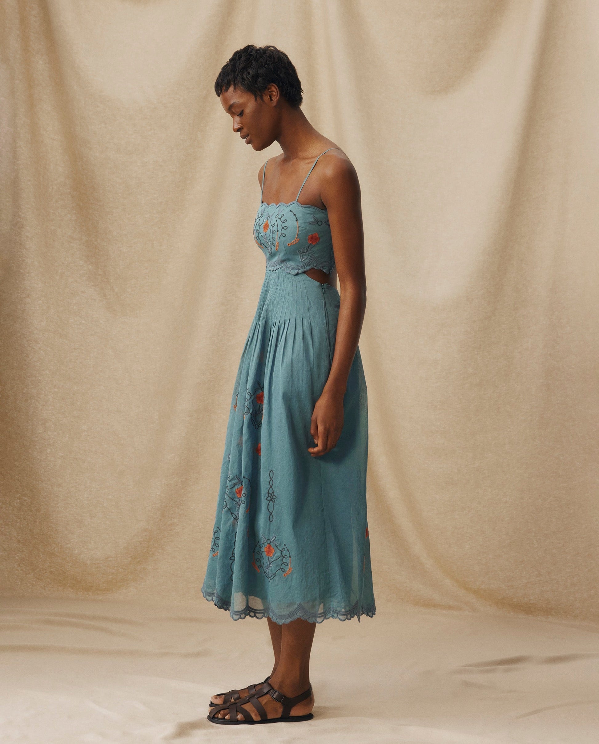 EMMA | Vestido Midi de Algodón con Bordado Floral en Azul Petróleo