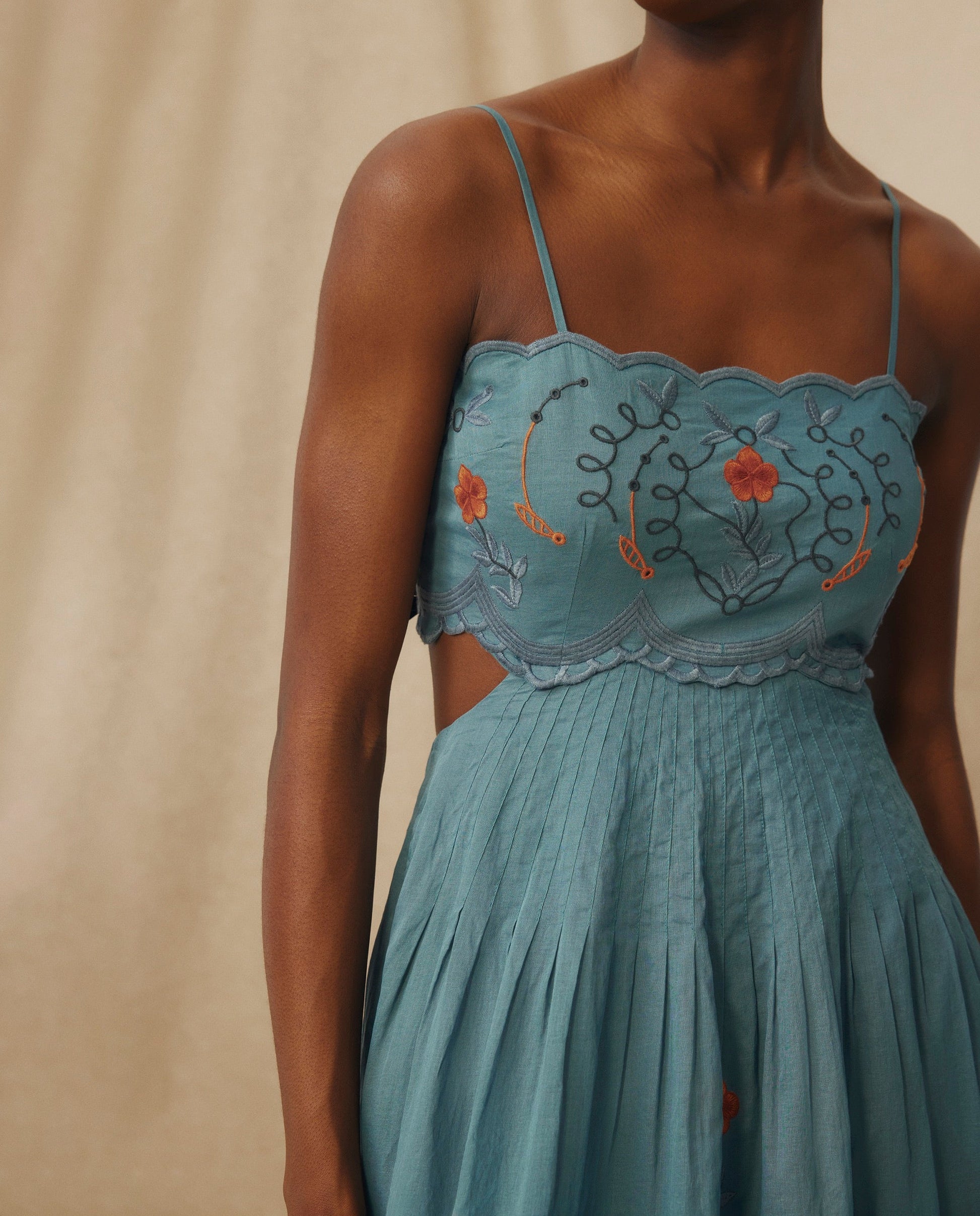 EMMA | Vestido Midi de Algodón con Bordado Floral en Azul Petróleo