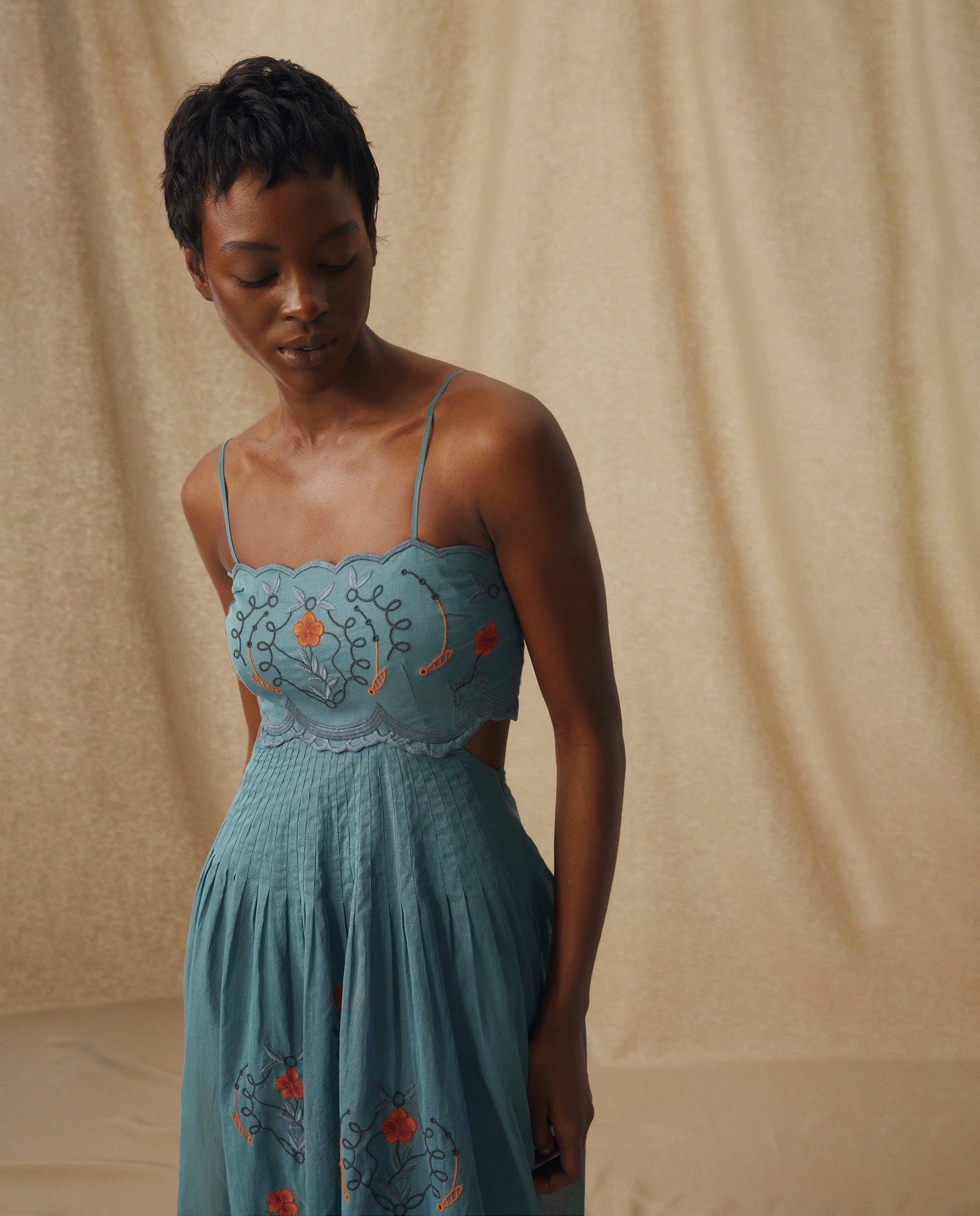 EMMA | Vestido Midi de Algodón con Bordado Floral en Azul Petróleo