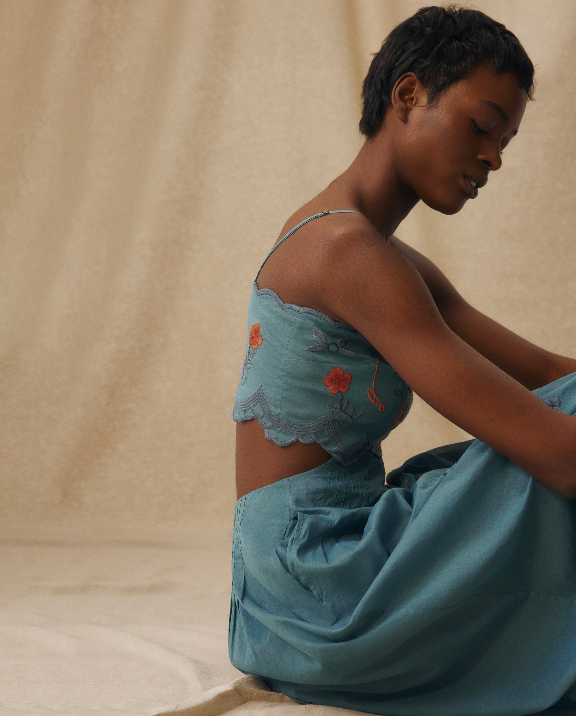 EMMA | Vestido Midi de Algodón con Bordado Floral en Azul Petróleo