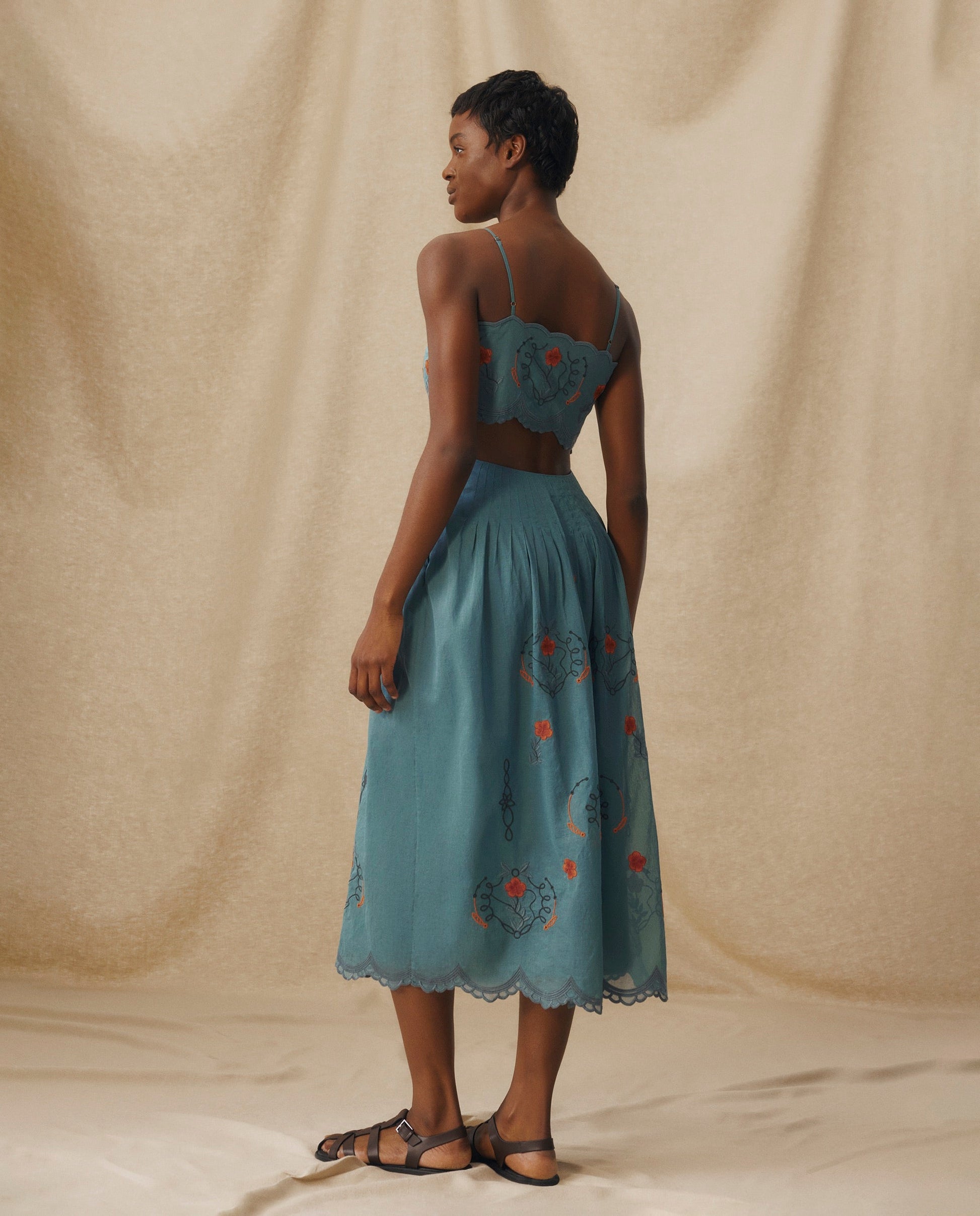 EMMA | Vestido Midi de Algodón con Bordado Floral en Azul Petróleo