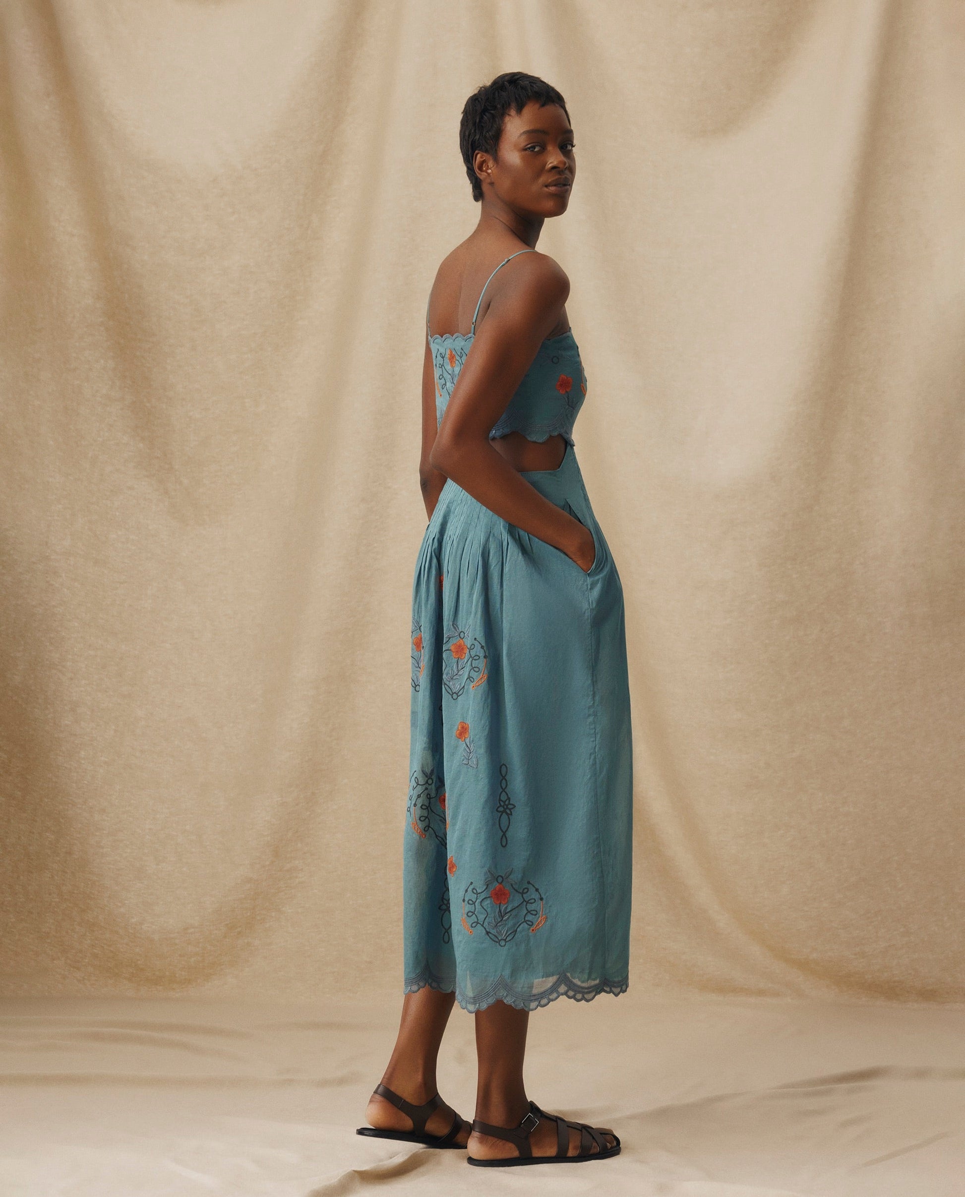 EMMA | Vestido Midi de Algodón con Bordado Floral en Azul Petróleo