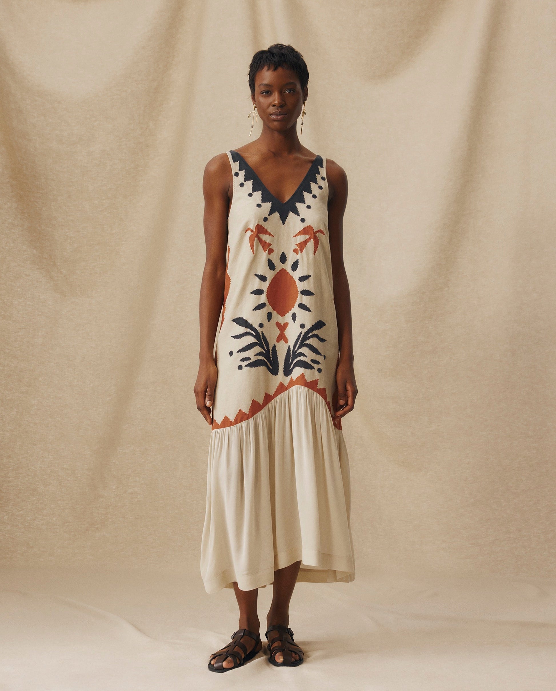 HELEN | Vestido Midi en Color Crudo con Bordados y Tiro Bajo