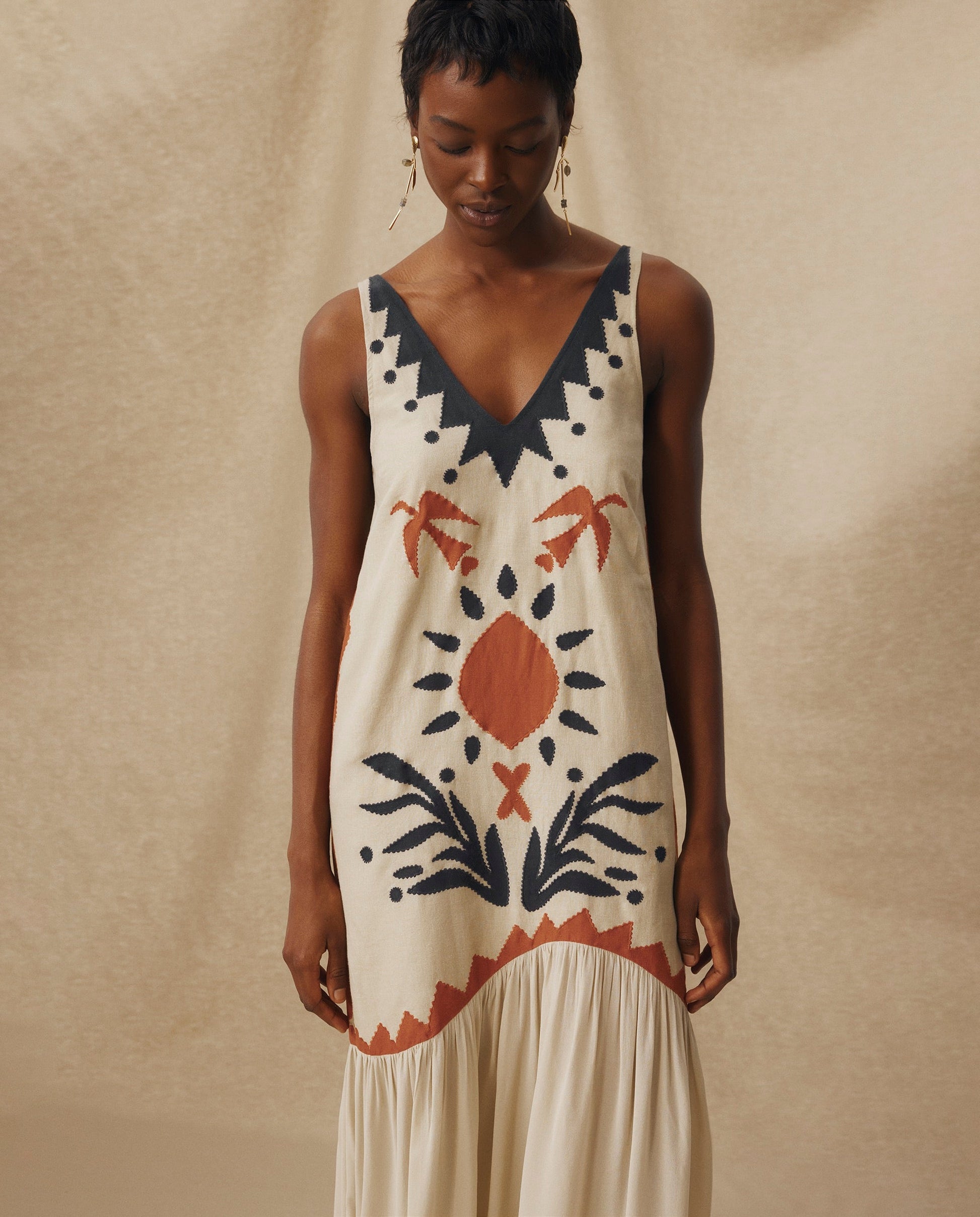 HELEN | Vestido Midi en Color Crudo con Bordados y Tiro Bajo