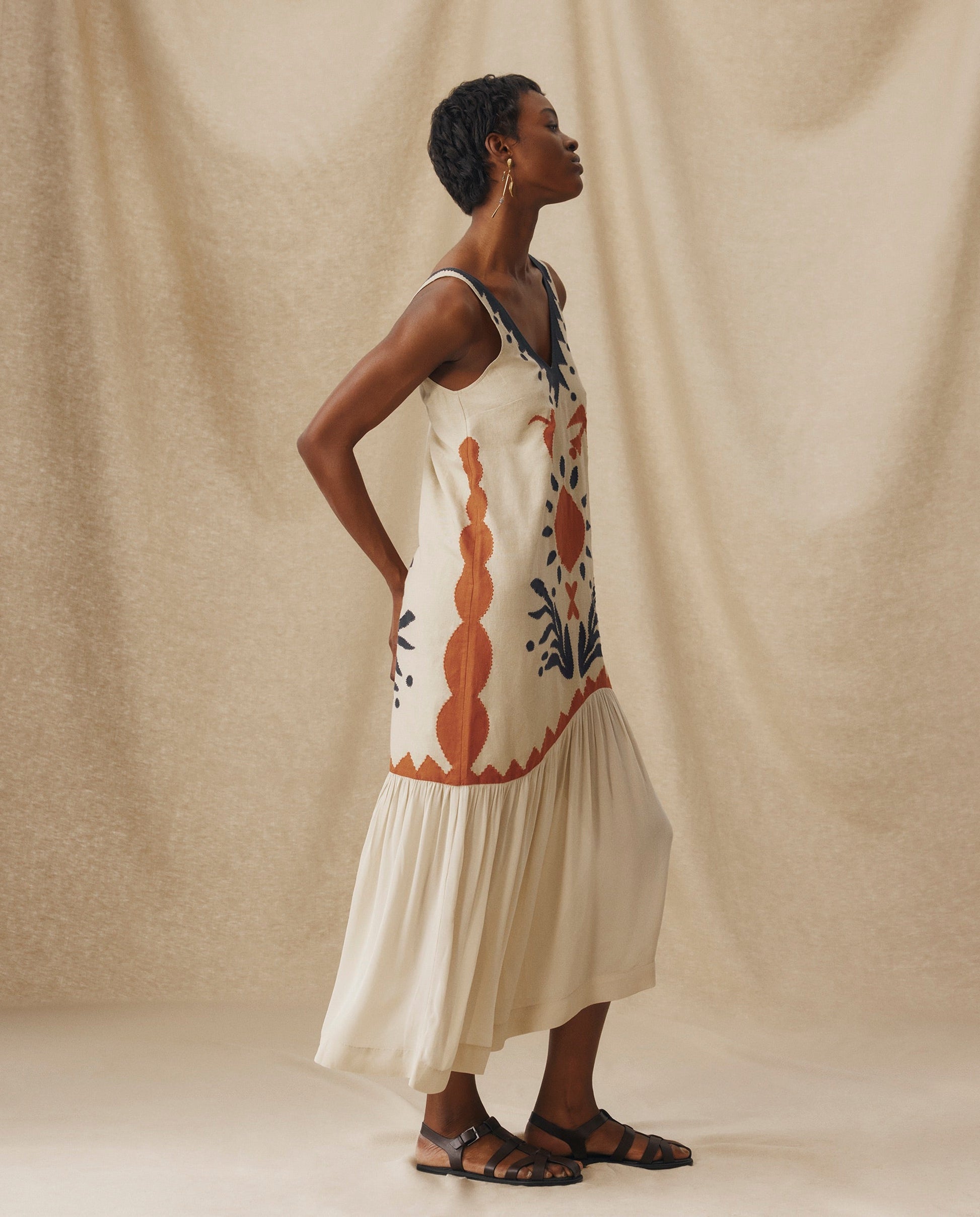 HELEN | Vestido Midi en Color Crudo con Bordados y Tiro Bajo
