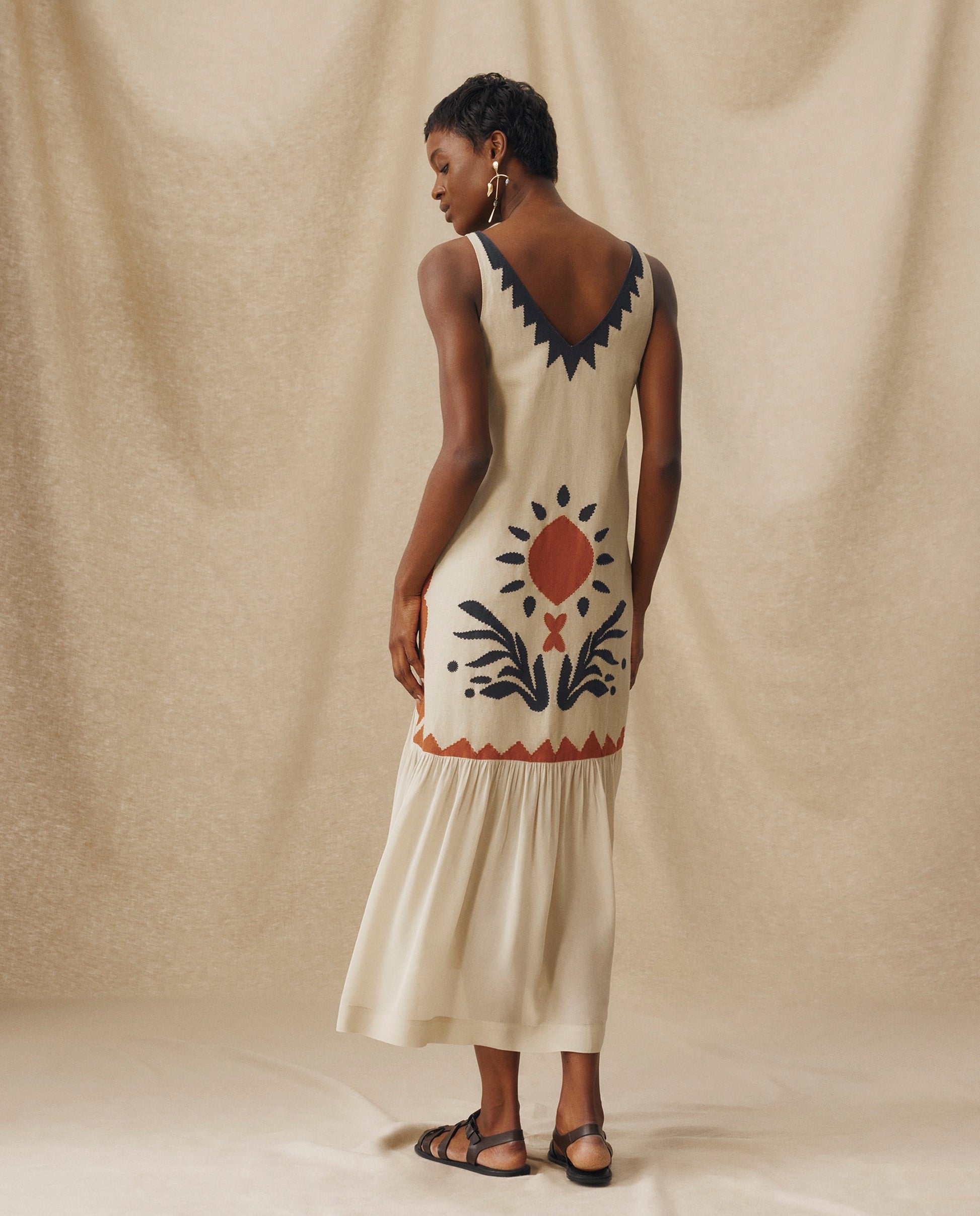 HELEN | Vestido Midi en Color Crudo con Bordados y Tiro Bajo