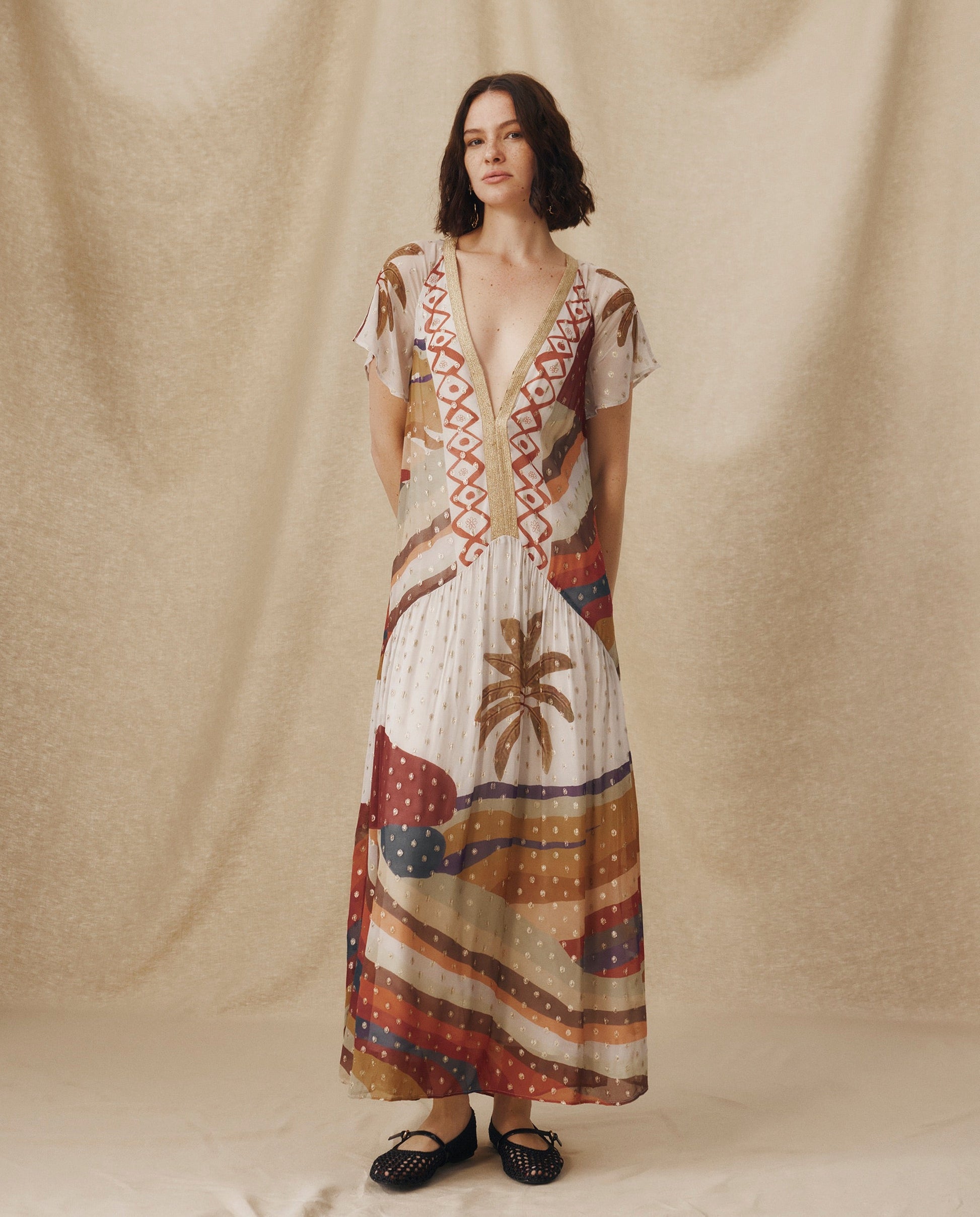 NAOMI | Vestido Midi en Blanco Crudo con Estampado de Palmeras y Tiro Bajo