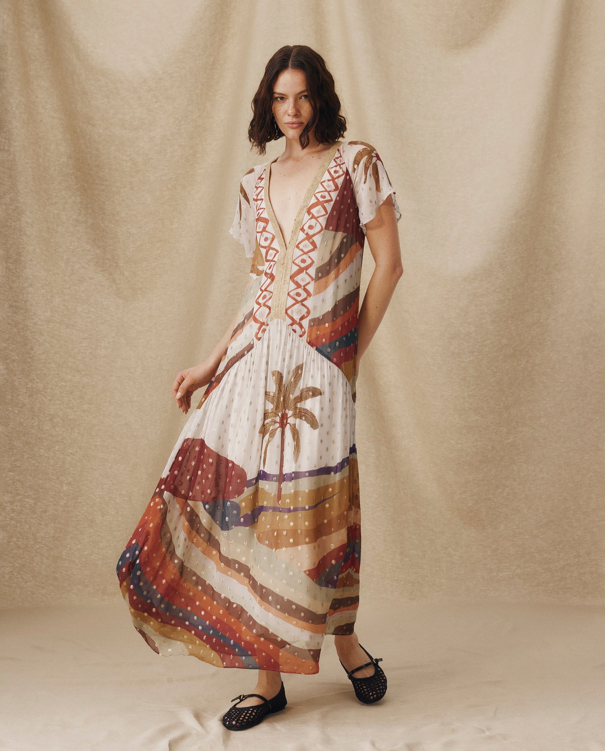 NAOMI | Vestido Midi en Blanco Crudo con Estampado de Palmeras y Tiro Bajo