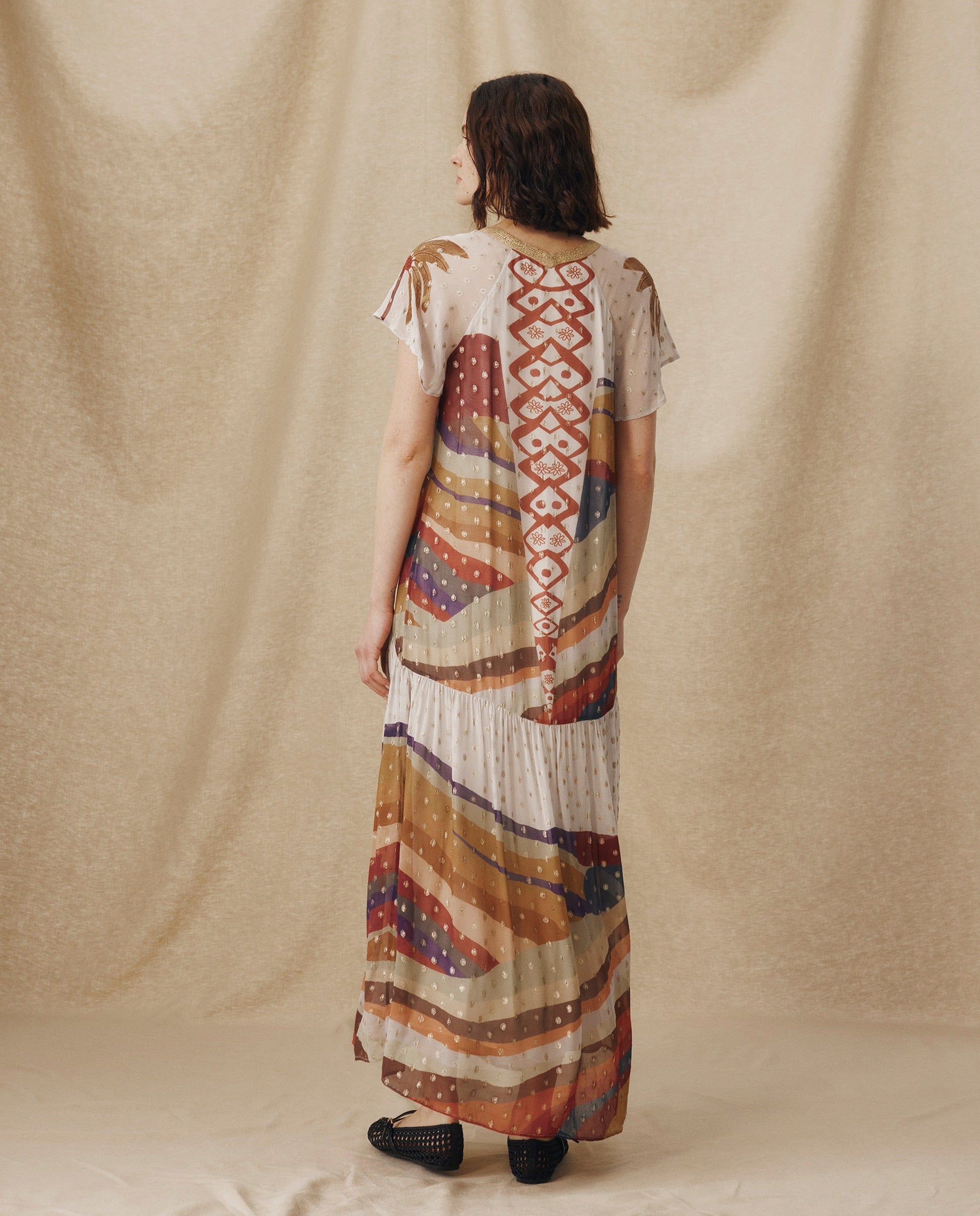 NAOMI | Vestido Midi en Blanco Crudo con Estampado de Palmeras y Tiro Bajo