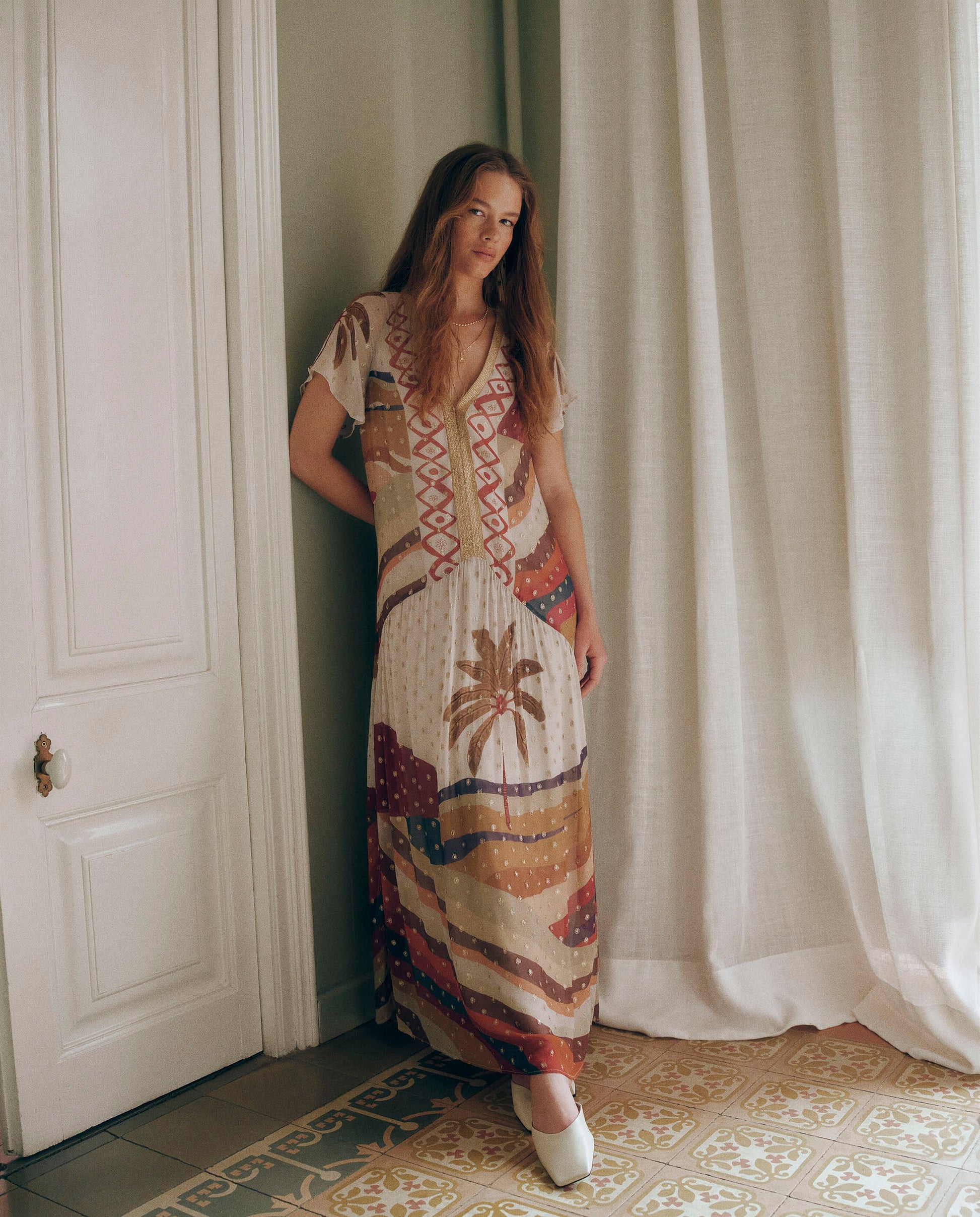NAOMI | Vestido Midi en Blanco Crudo con Estampado de Palmeras y Tiro Bajo