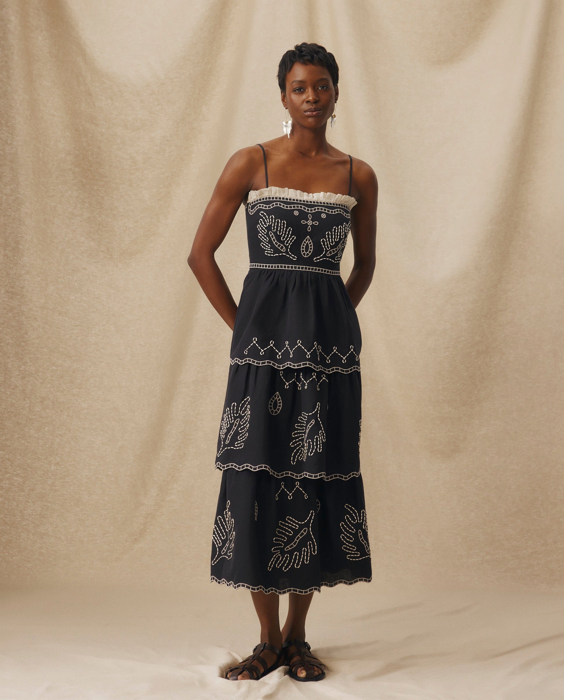 EMMA | Vestido Midi Negro de Algodón y Lino Bordado con Volantes