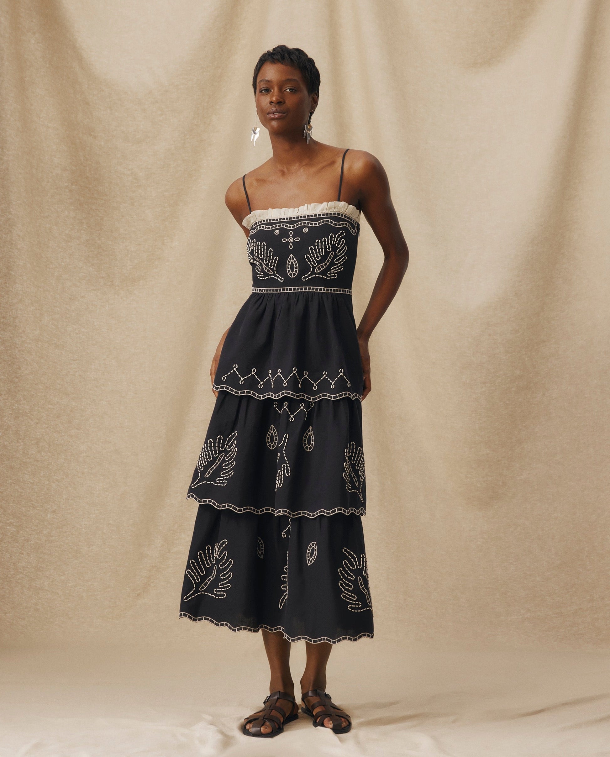 EMMA | Vestido Midi Negro de Algodón y Lino Bordado con Volantes
