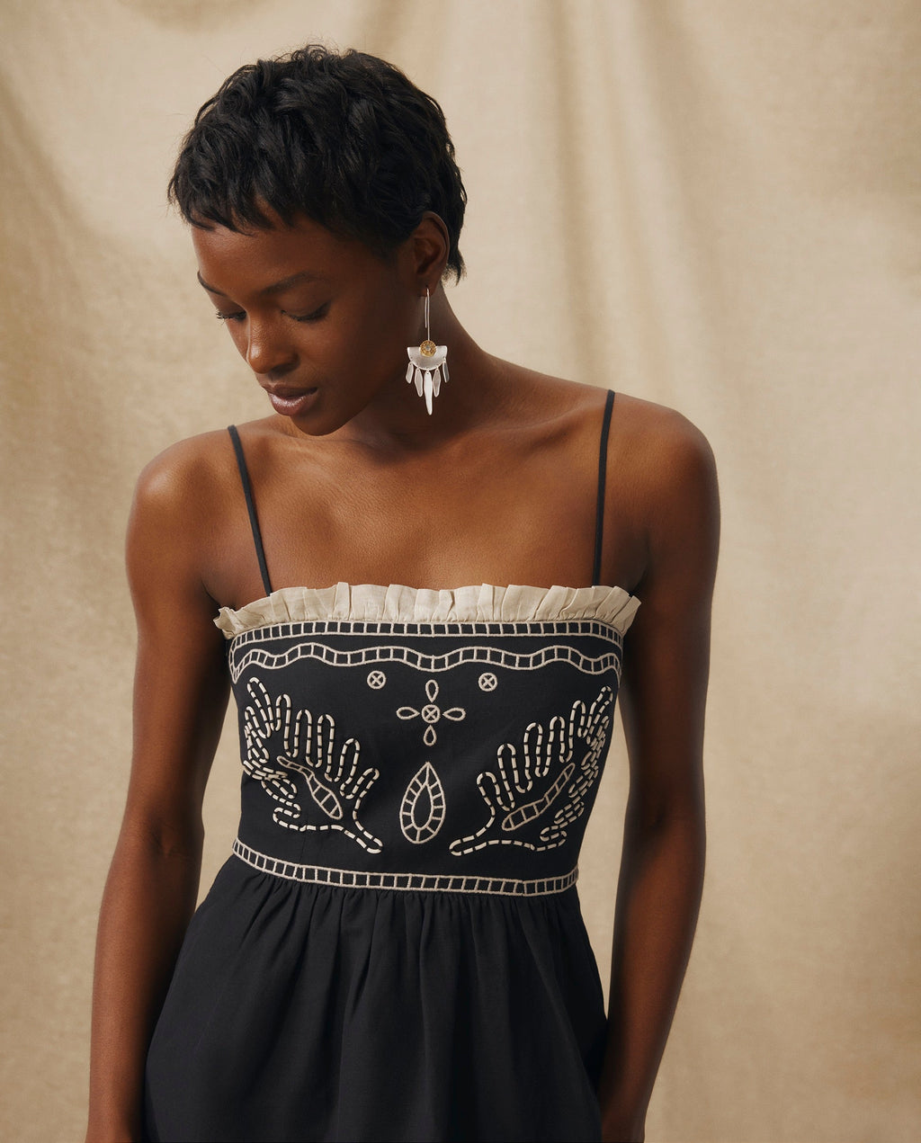 EMMA | Vestido Midi Negro de Algodón y Lino Bordado con Volantes