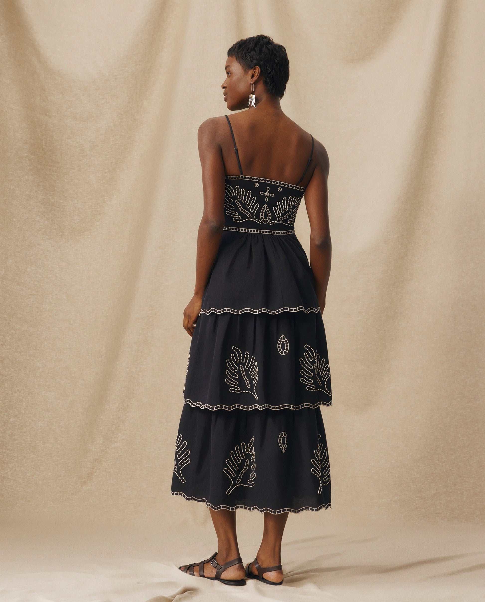 EMMA | Vestido Midi Negro de Algodón y Lino Bordado con Volantes