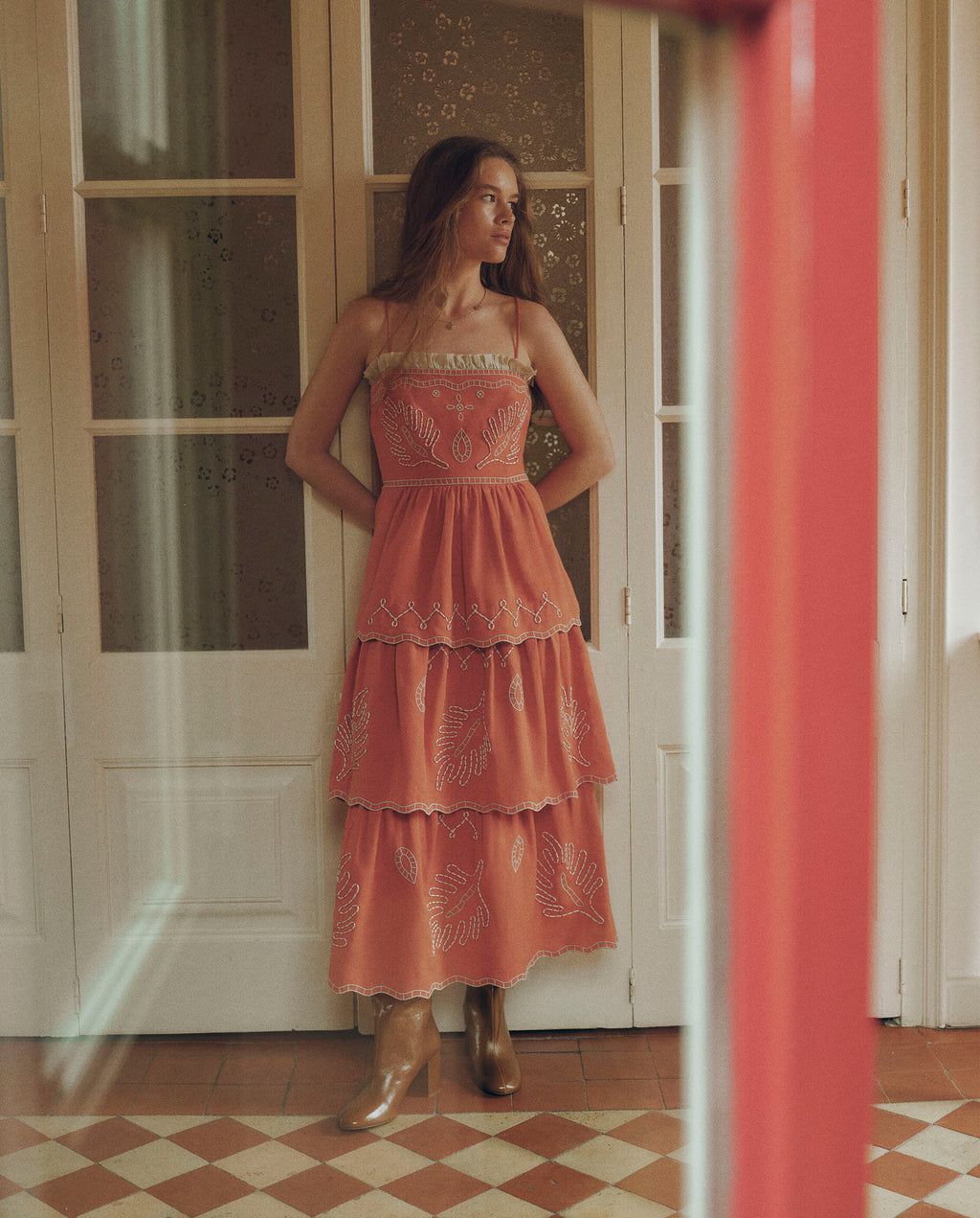 EMMA | Vestido Midi de Algodón y Lino Bordado en Rojo Terracota con Volantes