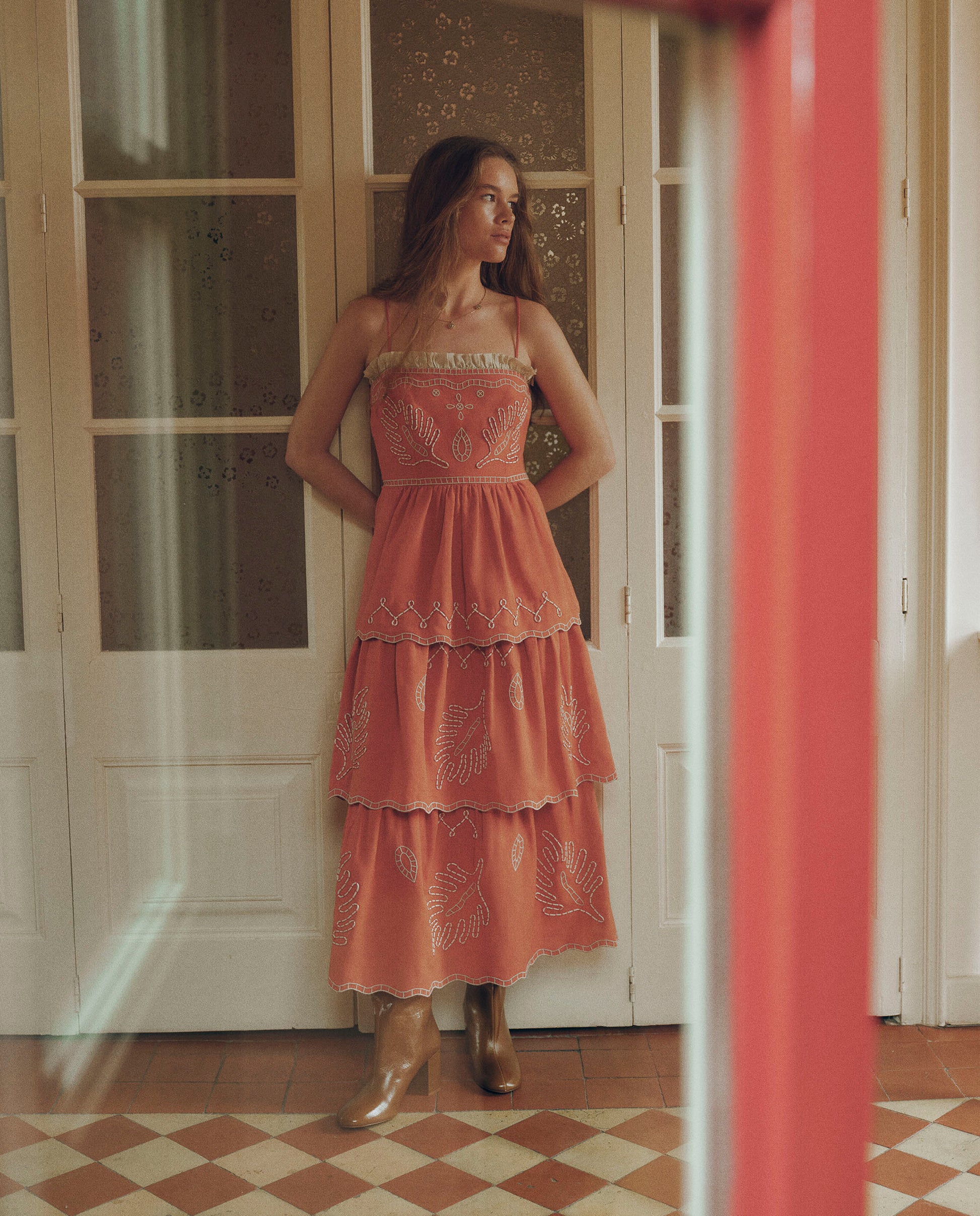 EMMA | Vestido Midi de Algodón y Lino Bordado en Rojo Terracota con Volantes
