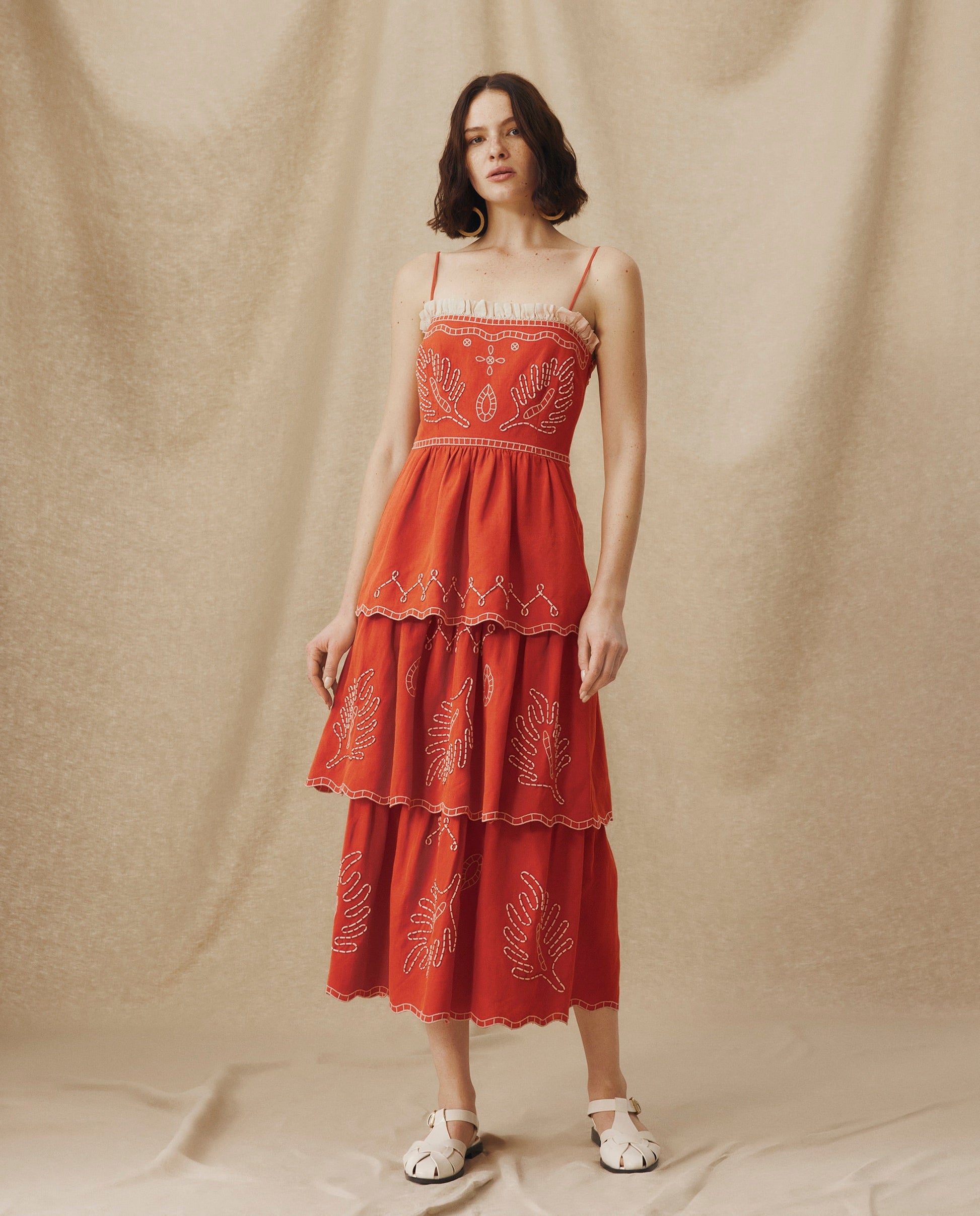 EMMA | Vestido Midi de Algodón y Lino Bordado en Rojo Terracota con Volantes