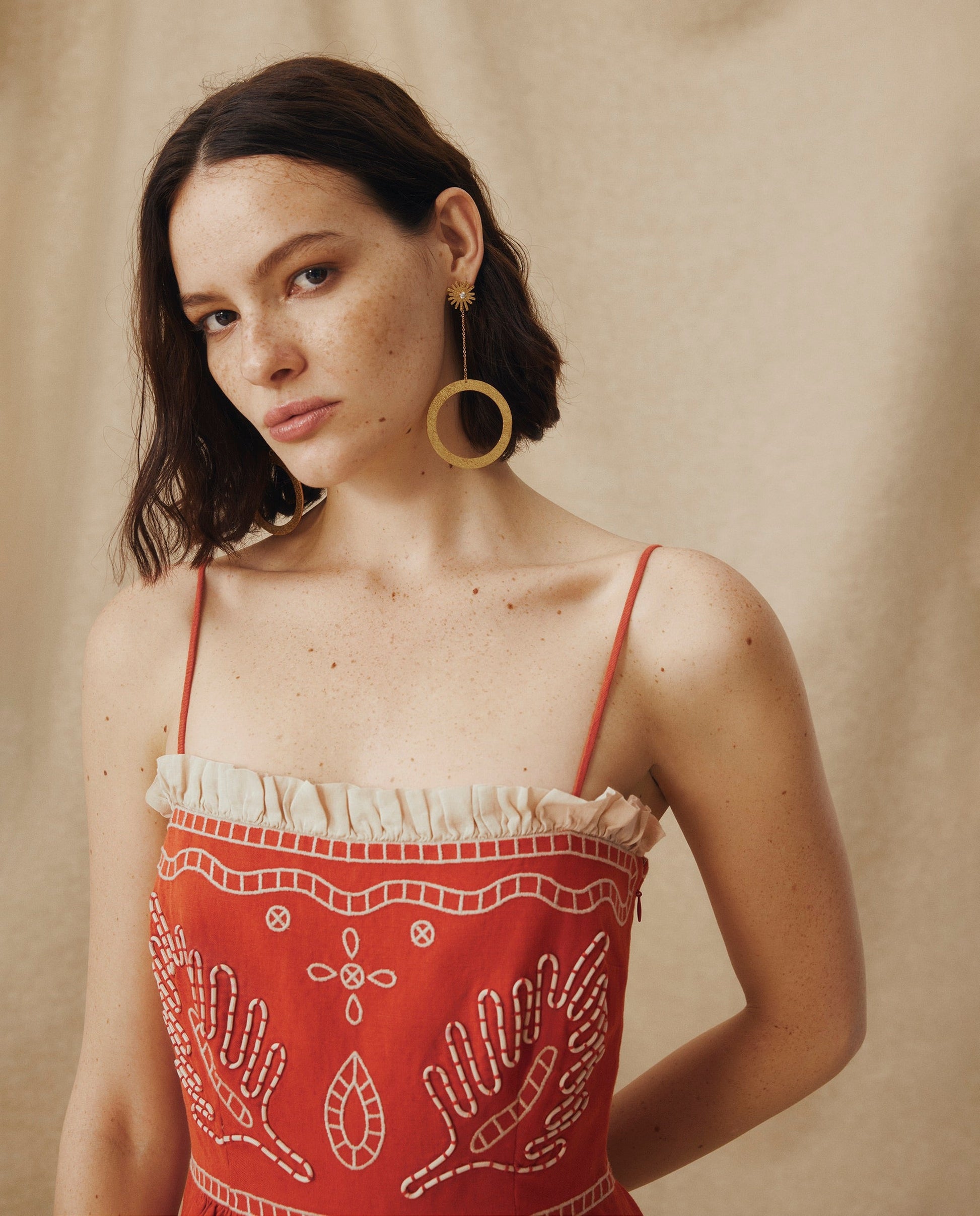 EMMA | Vestido Midi de Algodón y Lino Bordado en Rojo Terracota con Volantes
