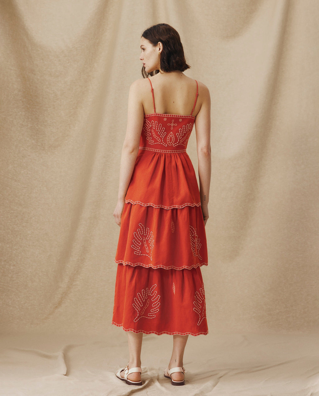 EMMA | Vestido Midi de Algodón y Lino Bordado en Rojo Terracota con Volantes
