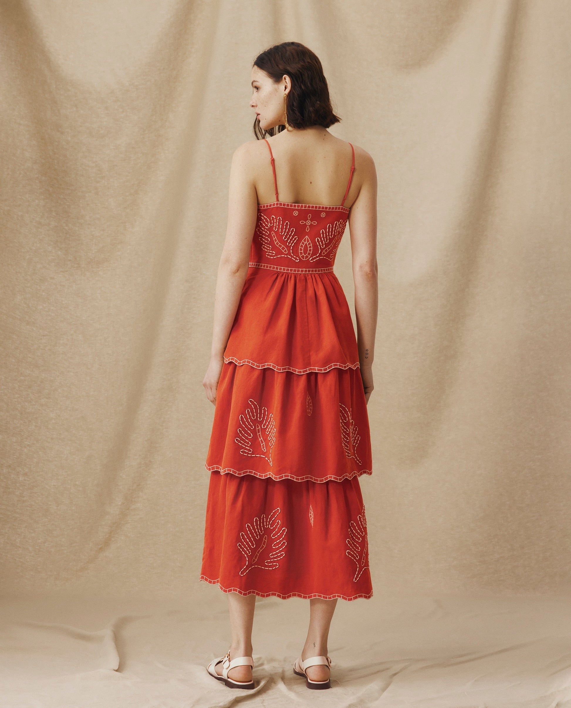 EMMA | Vestido Midi de Algodón y Lino Bordado en Rojo Terracota con Volantes