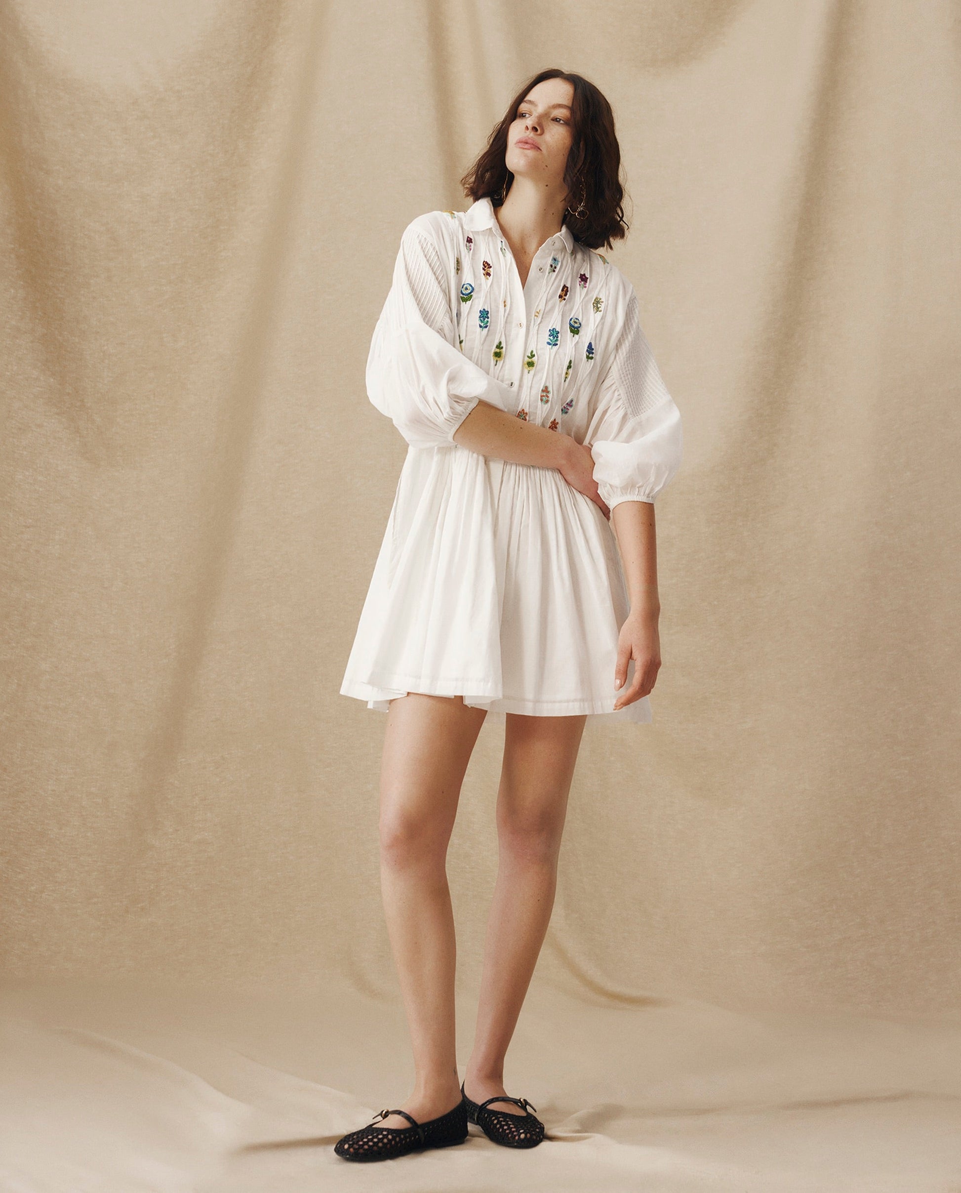 ZULIKA | Vestido Corto de Algodón Blanco con Bordado Floral Multicolor