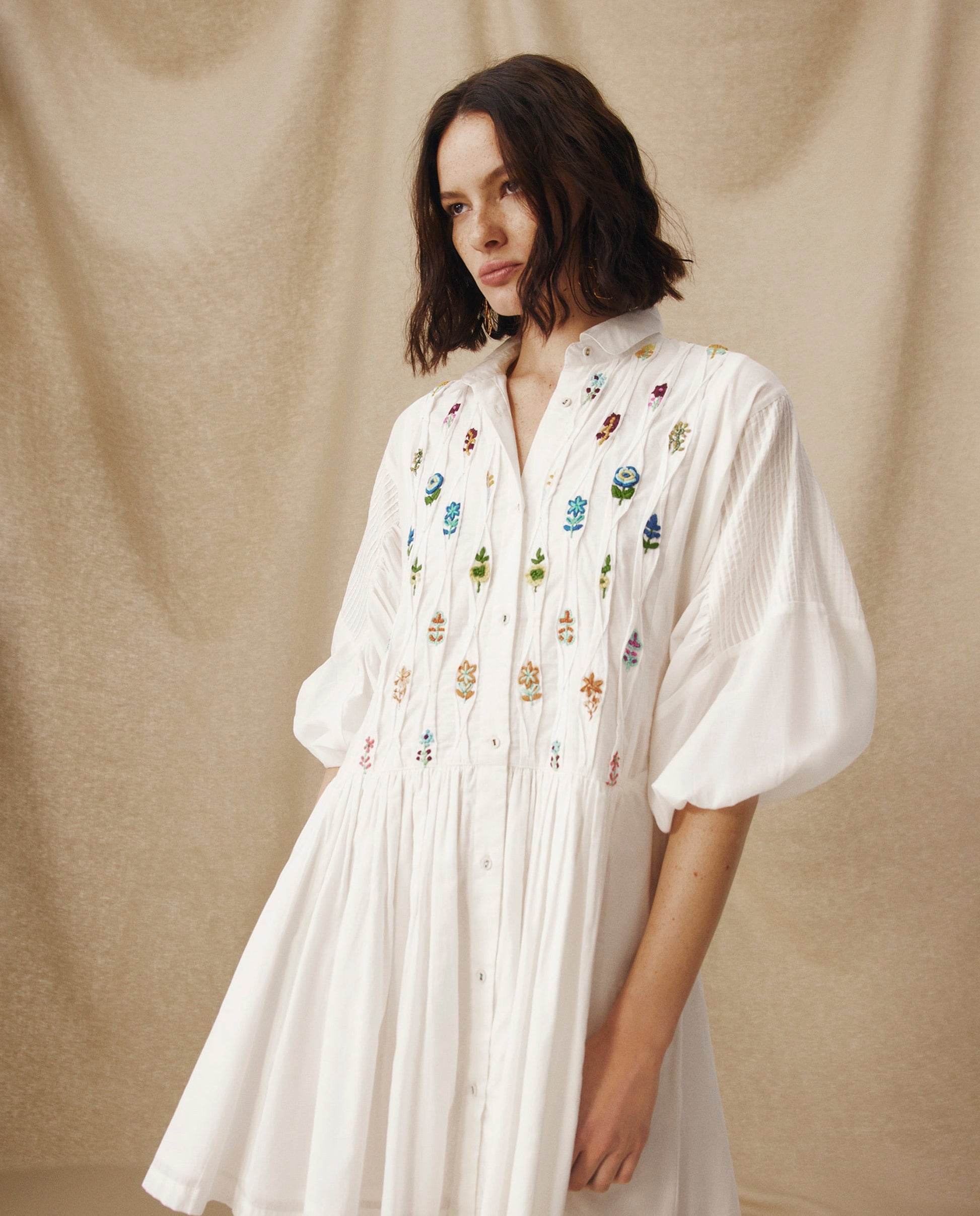 ZULIKA | Vestido Corto de Algodón Blanco con Bordado Floral Multicolor