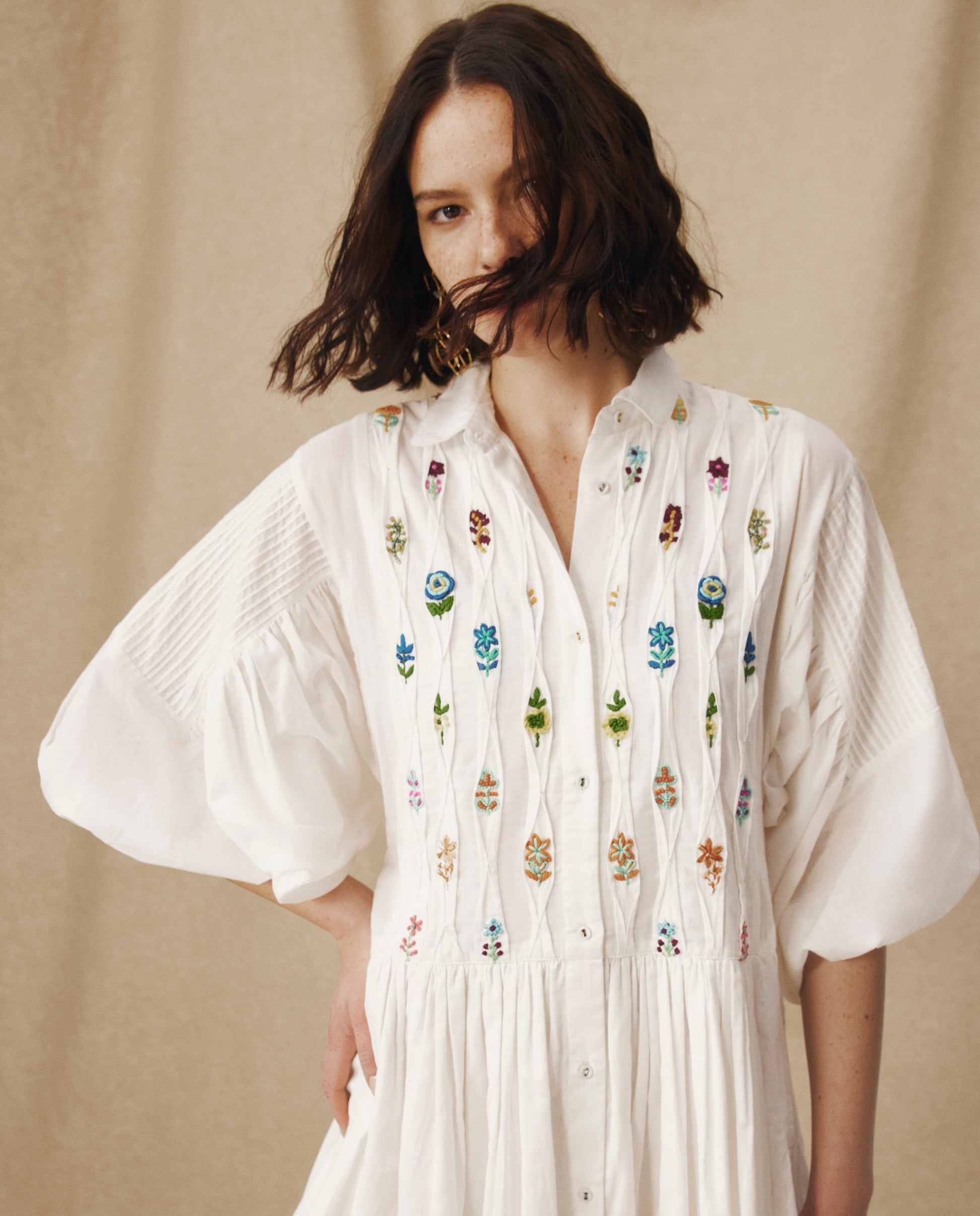 ZULIKA | Vestido Corto de Algodón Blanco con Bordado Floral Multicolor