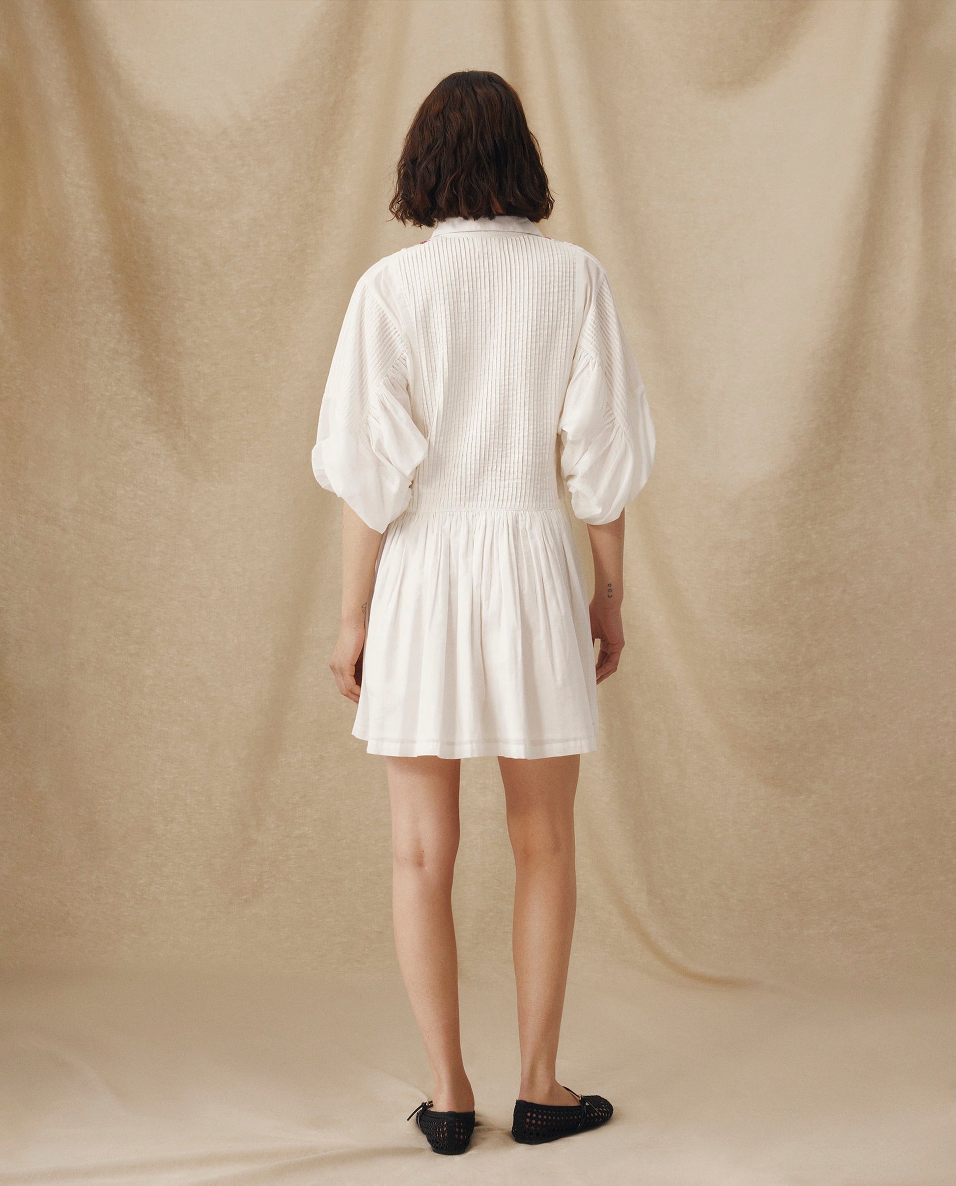 ZULIKA | Vestido Corto de Algodón Blanco con Bordado Floral Multicolor