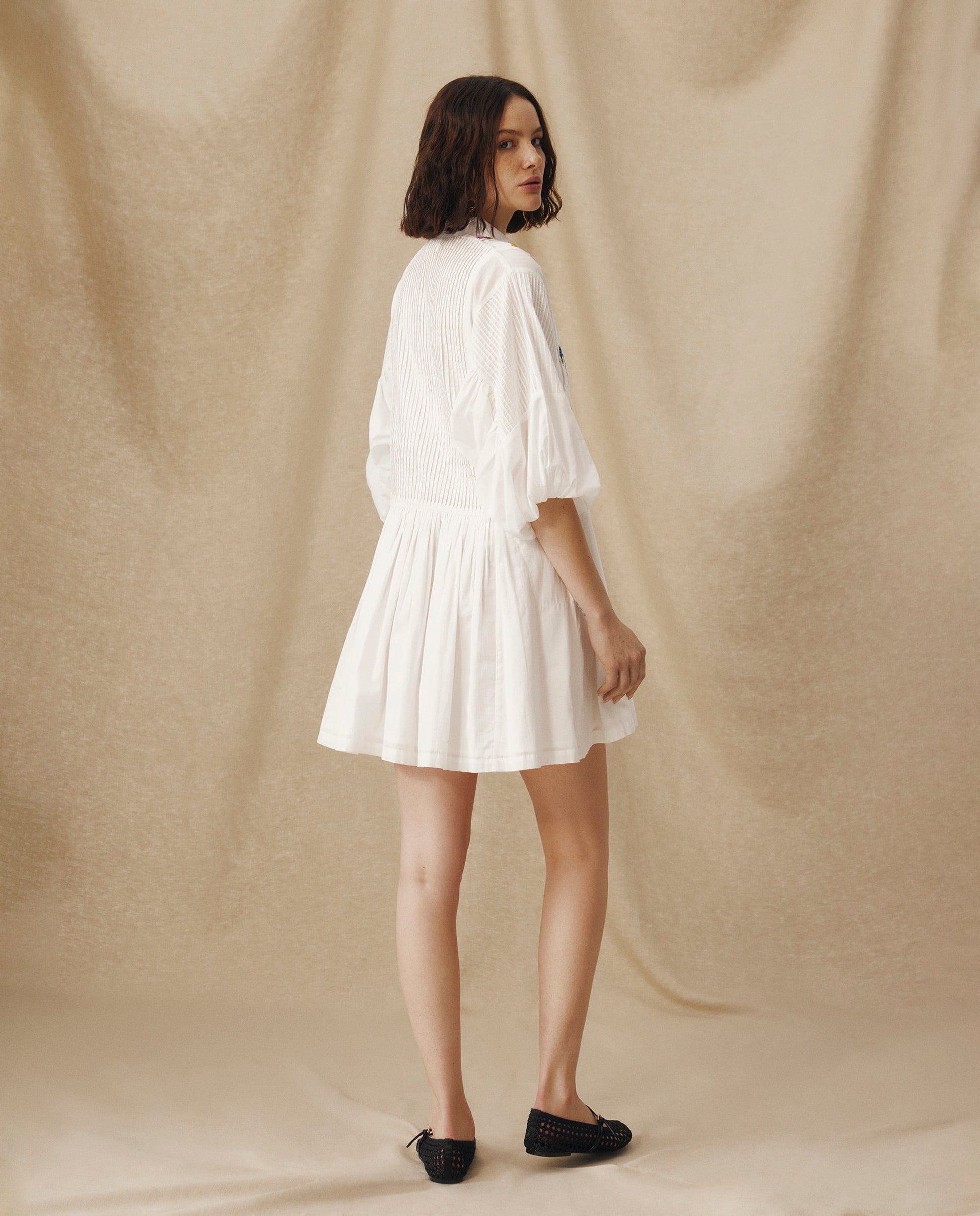 ZULIKA | Vestido Corto de Algodón Blanco con Bordado Floral Multicolor