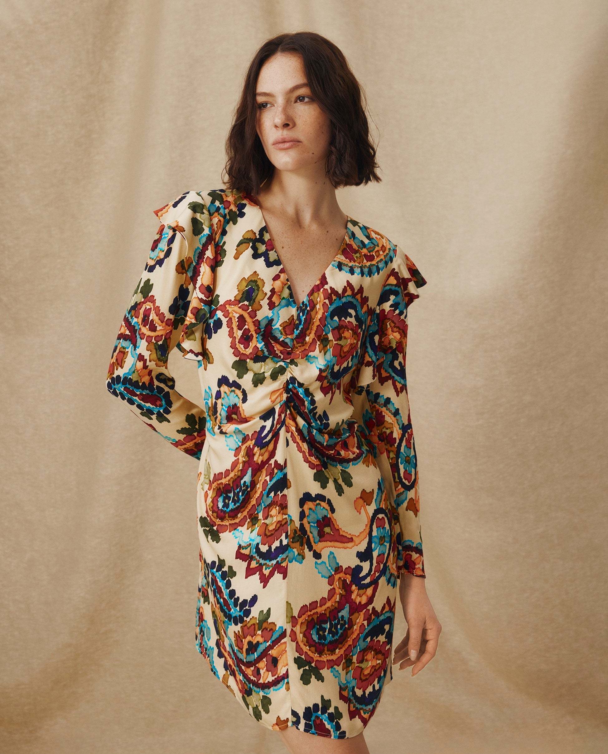 SALENA | Vestido Corto Multicolor con Escote en V y Frunces