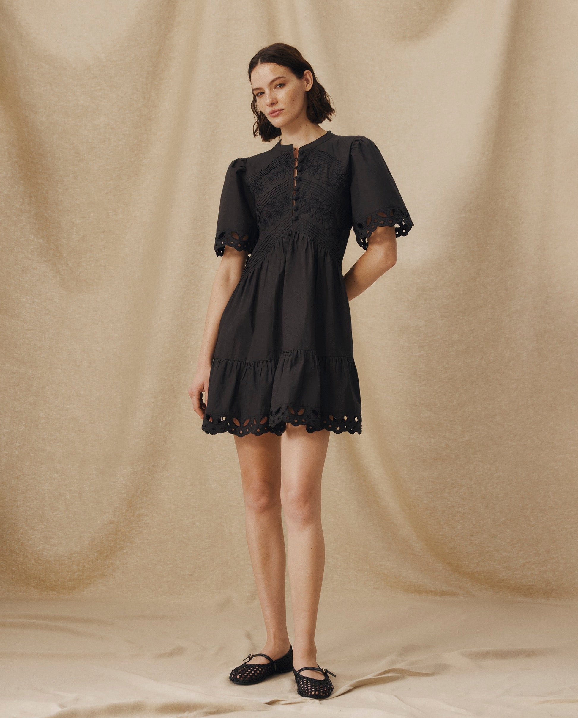 JAIA | Vestido Corto de Algodón Negro con Bordado Floral Tonal