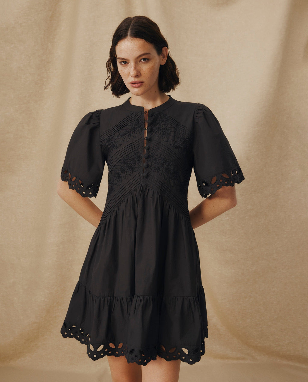 JAIA | Vestido Corto de Algodón Negro con Bordado Floral Tonal