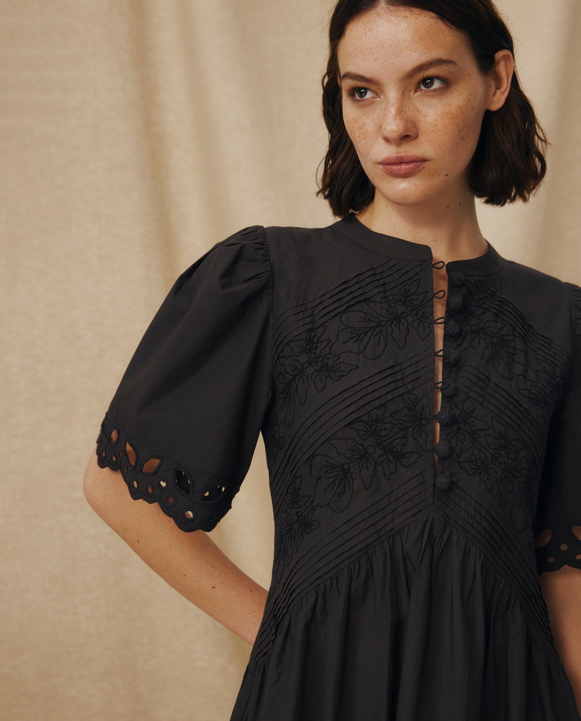 JAIA | Vestido Corto de Algodón Negro con Bordado Floral Tonal