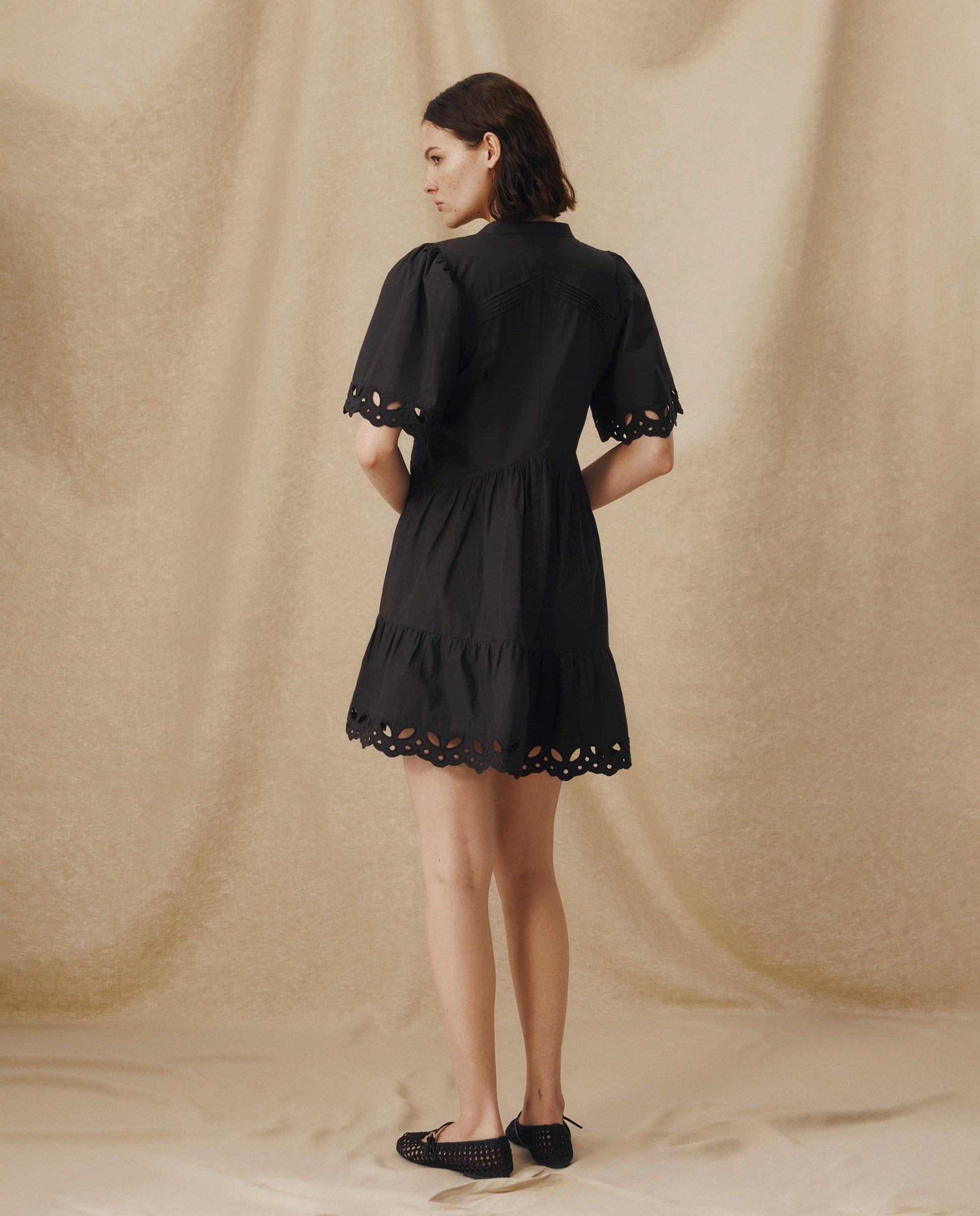 JAIA | Vestido Corto de Algodón Negro con Bordado Floral Tonal