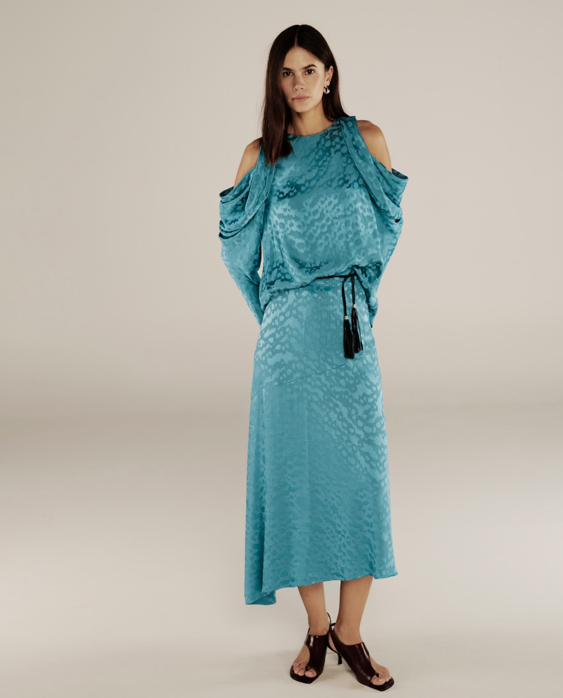 BHAKTI | Blusa Jacquard Azul Turquesa Hombros Descubiertos