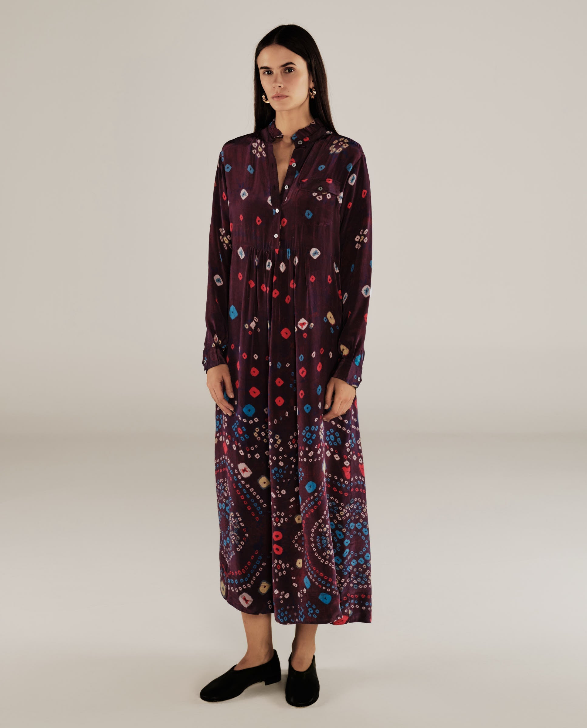 KAKOLI | Vestido Midi Estampado con Cuello de Volantes en Berenjena y Multicolor