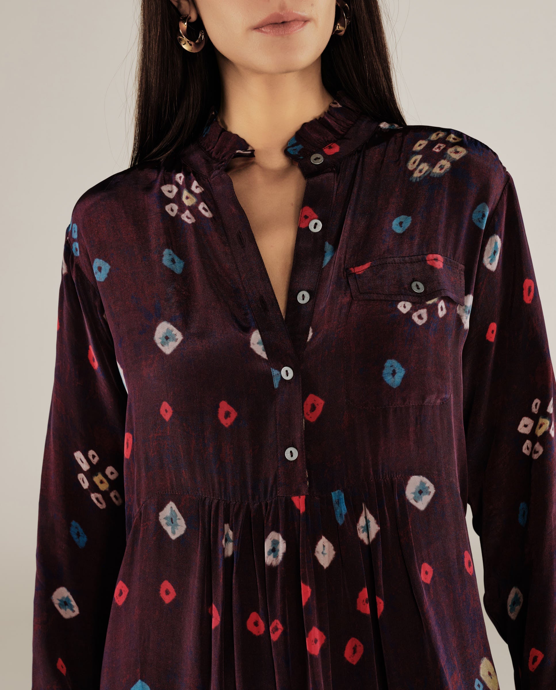 KAKOLI | Vestido Midi Estampado con Cuello de Volantes en Berenjena y Multicolor