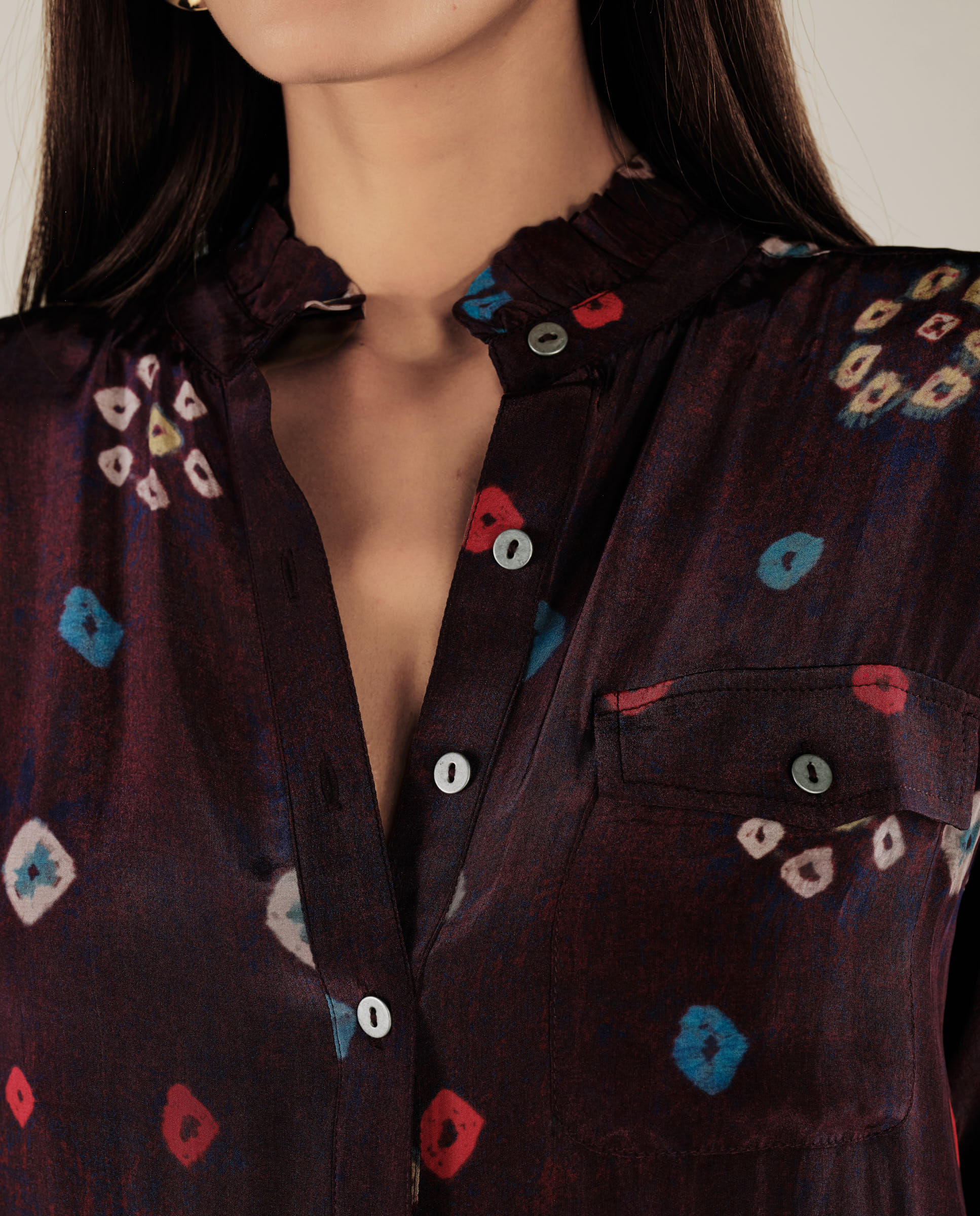KAKOLI | Vestido Midi Estampado con Cuello de Volantes en Berenjena y Multicolor