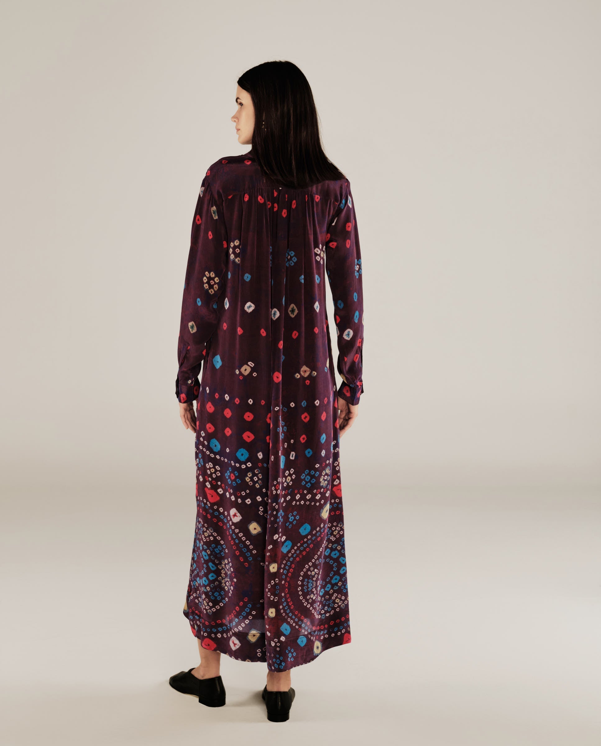 KAKOLI | Vestido Midi Estampado con Cuello de Volantes en Berenjena y Multicolor