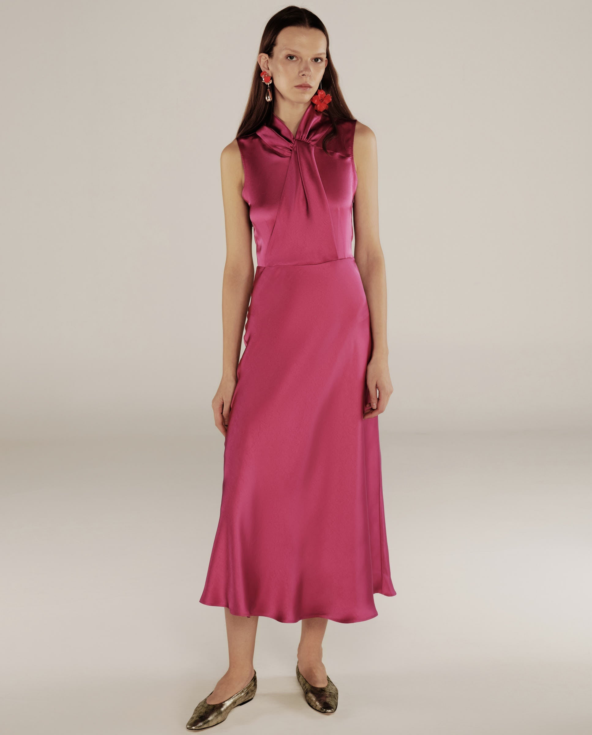 RANYA | Vestido Midi Sin Mangas en Rosa Magenta con Frente Retorcido
